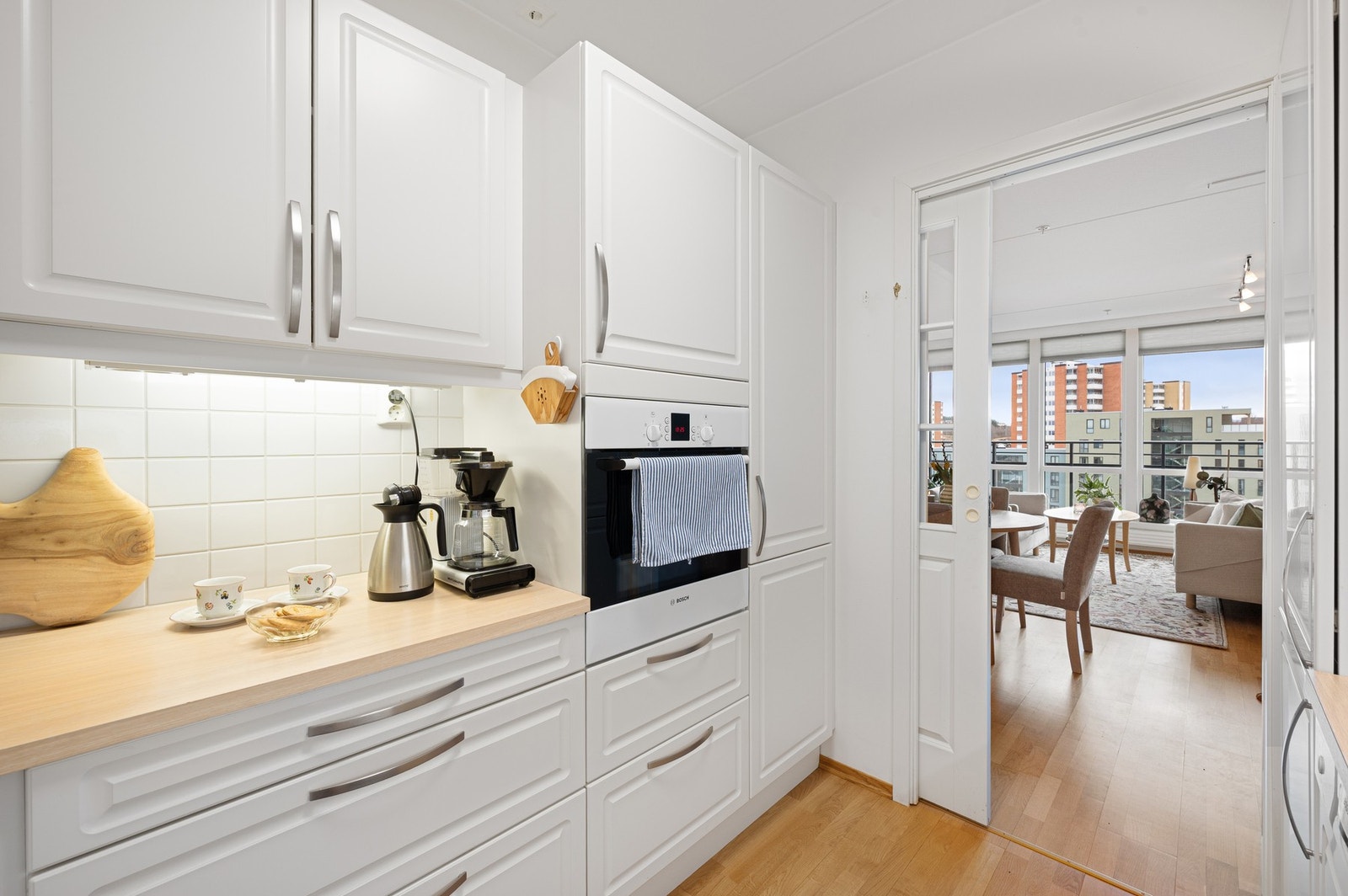 Av utstyr finnes stekeovn, kjøle- og fryseskap, oppvaskmaskin, ventilator og platetopp (induksjon). Sistnevnte har blitt skiftet ut i 2026. Galleribilde