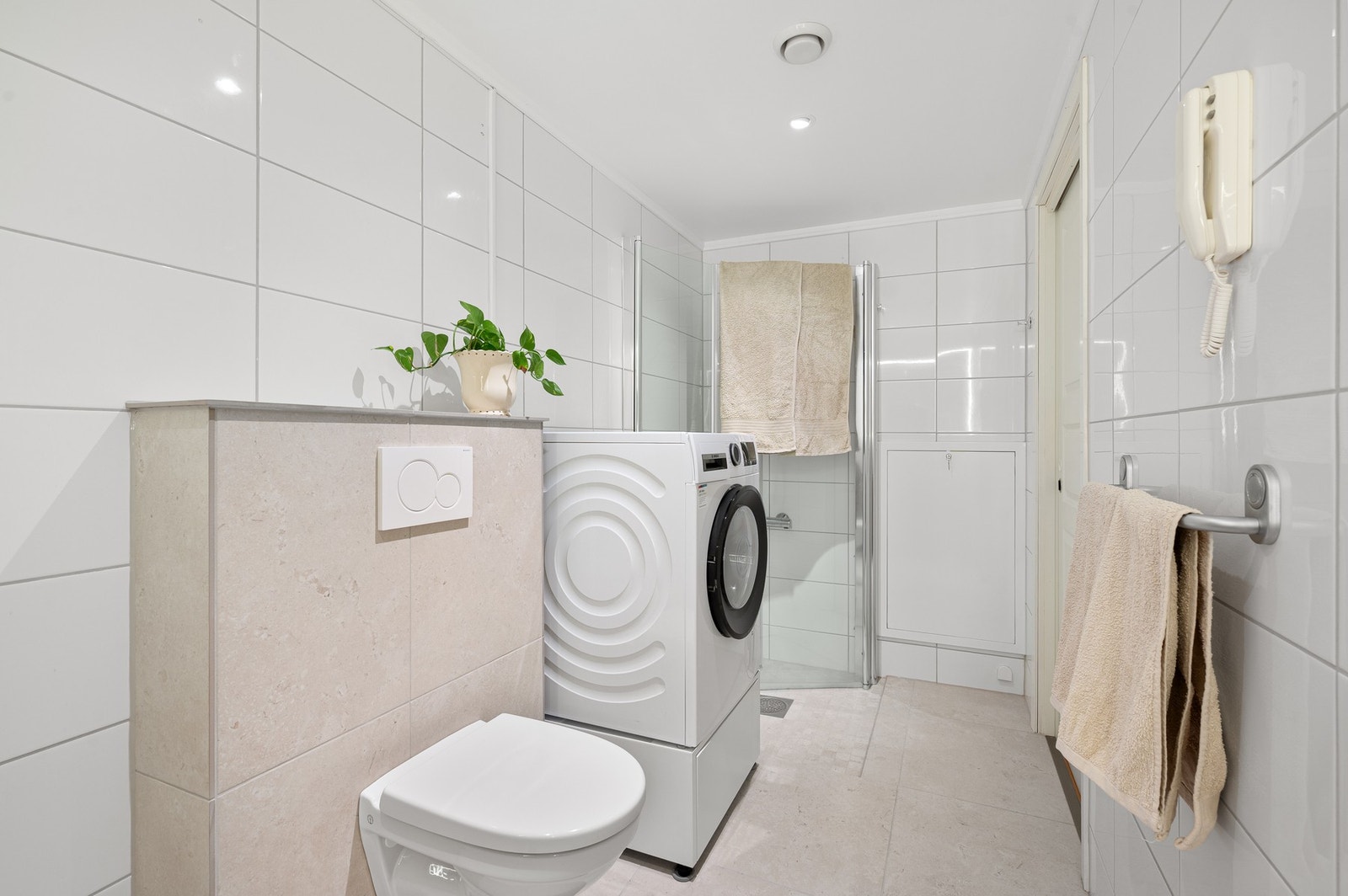 Delikat og pent bad - det er i 2026 lagt nye flis på gulvet, lagt ny membran, samt montert nye baderomsinnredning. Galleribilde