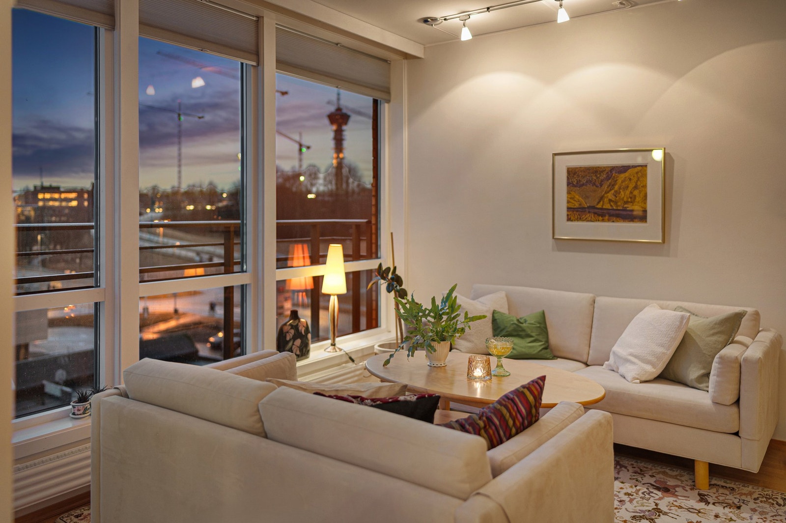 Hyggelig og lun atmosfære i leiligheten på kveldstid. Når det gjelder oppvarmingskilder har leiligheten fjernvarme (via radiator), som er inkludert i de mnd. felleskostnadene. Galleribilde