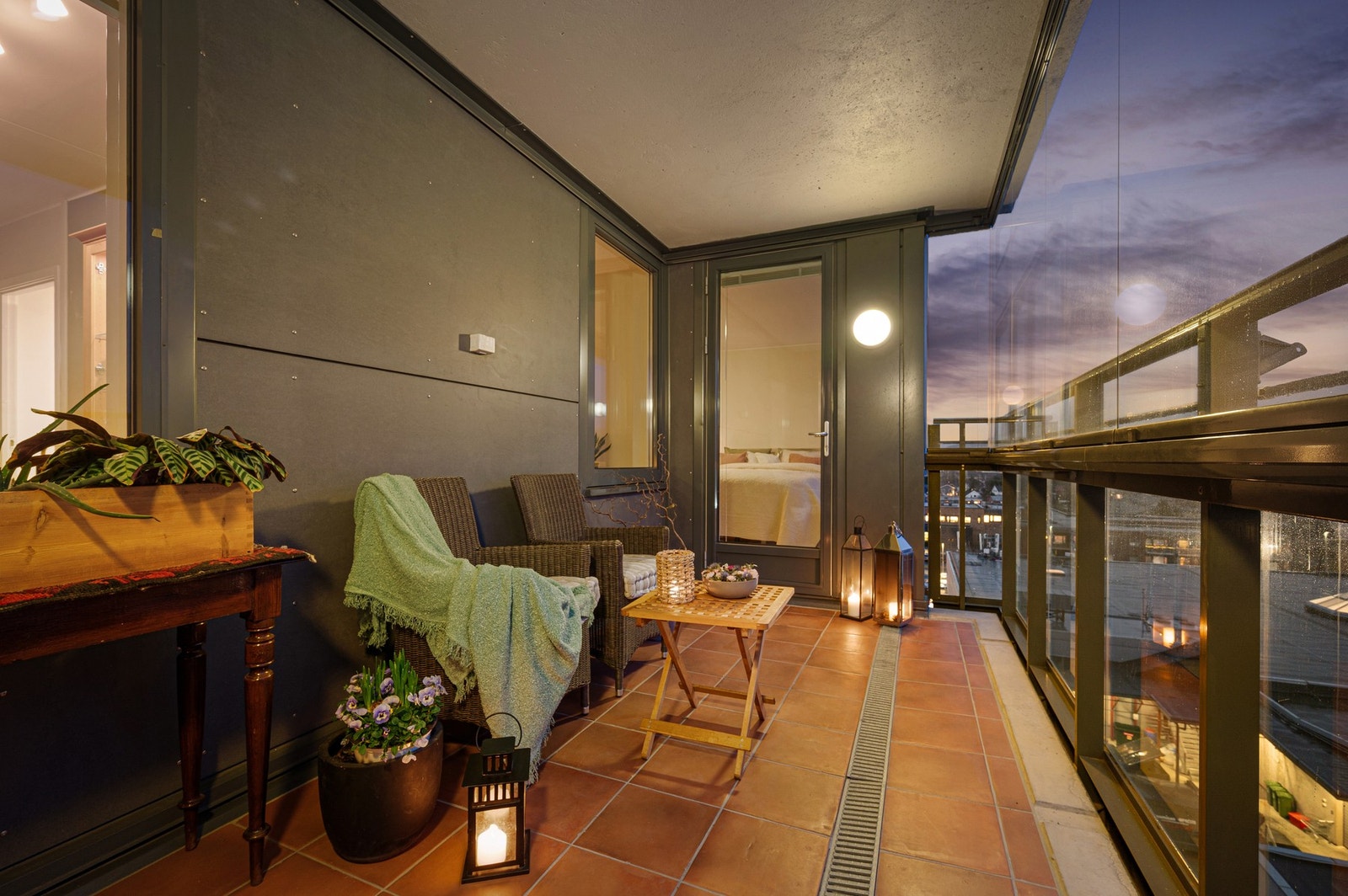 Takket være at verandaen er innglasset, kan man her forlenge utesesongen. Galleribilde