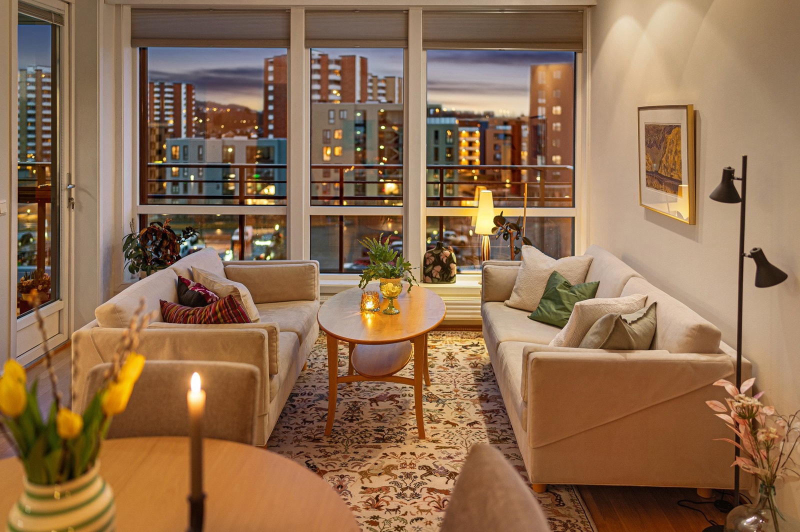 Leiligheten har en lys og flott stue, med flere godt soner og godt med naturlig lysinnslipp. Galleribilde