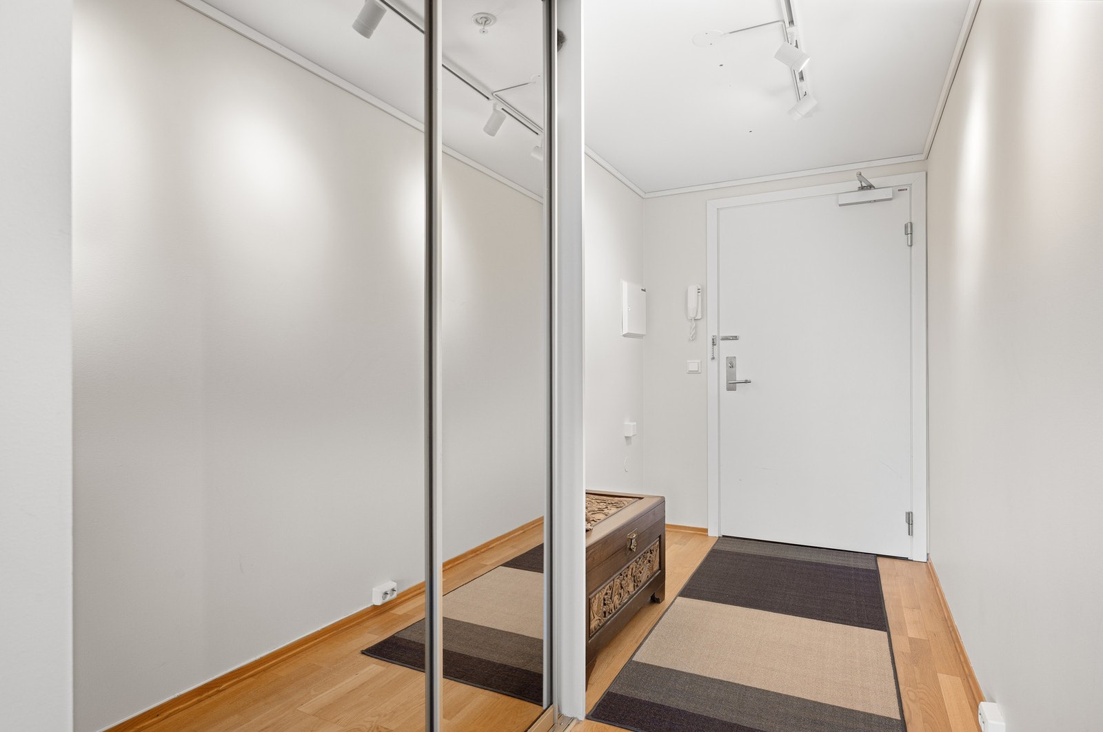 Videre har man også en skyvedørsgarderobe i yttergangen - god plass til å henge fra seg yttertøyet, samt plass til en sittebenk ved ønske. Galleribilde