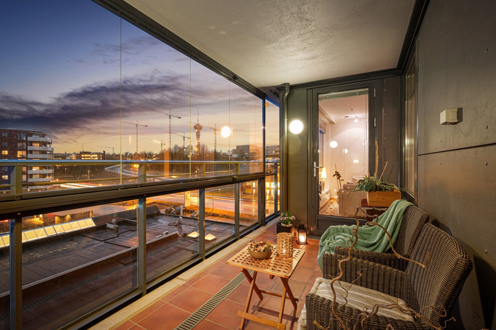 Fra stua har man utgang til en innglasset veranda som måler ca. 9m². Glassene kan åpnes og lukkes etter ønske/sesong. Galleribilde