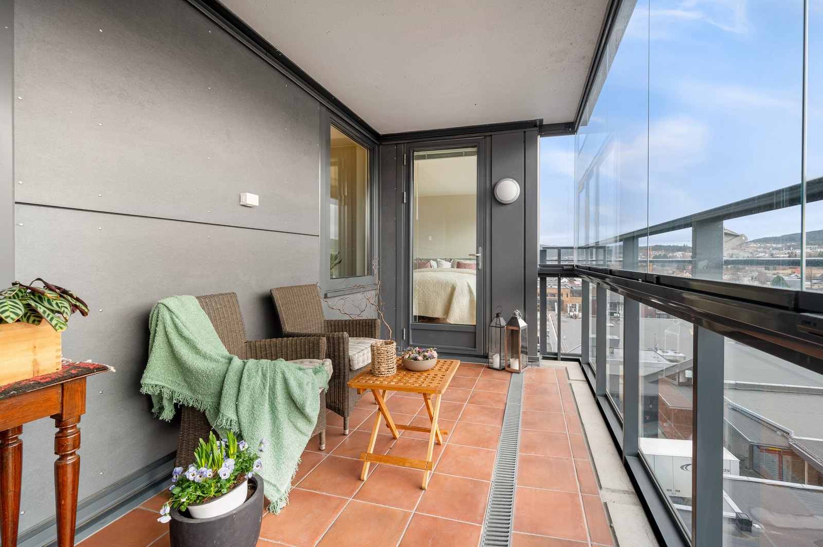 Verandaen er av en god størrelse, og har følgelig god plass til en sittegruppe. Tilgang til verandaen både fra stua, samt fra hovedsoverommet. Galleribilde