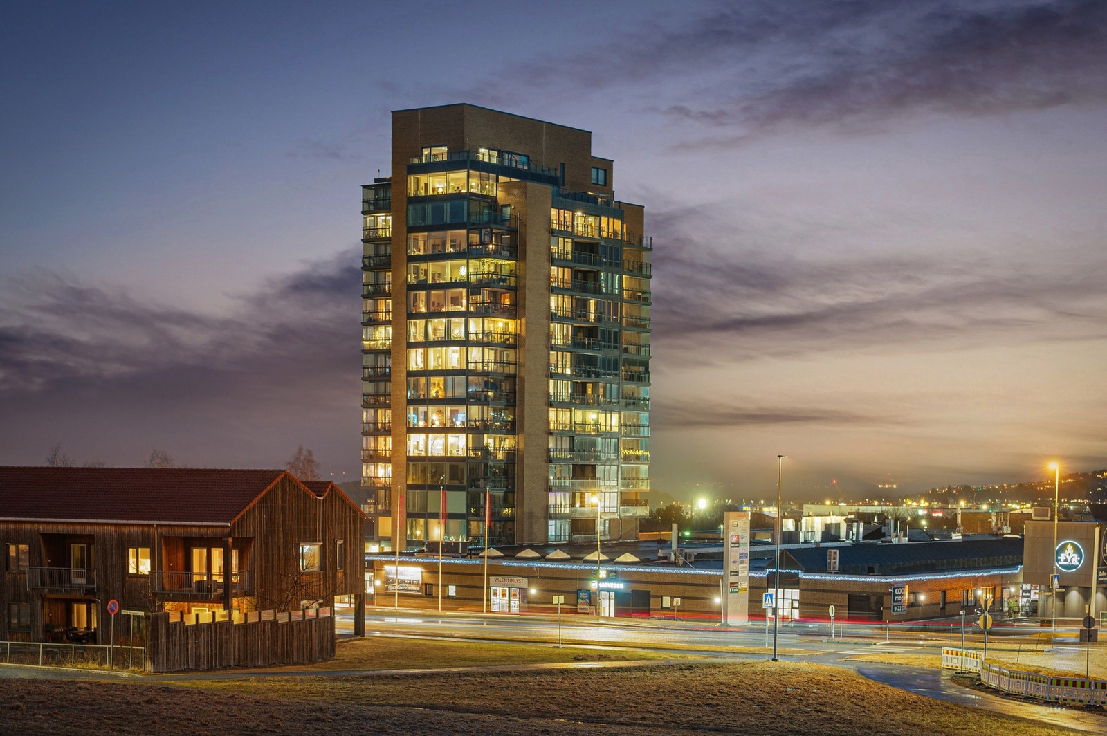 Leiligheten ligger i det populære sameiet Horisont - i byggets 6.etasje. Heis går helt ned til p-kjeller, samt at man har Valentinlyst senter praktisk talt i underetasjen. Velkommen til visning! Galleribilde
