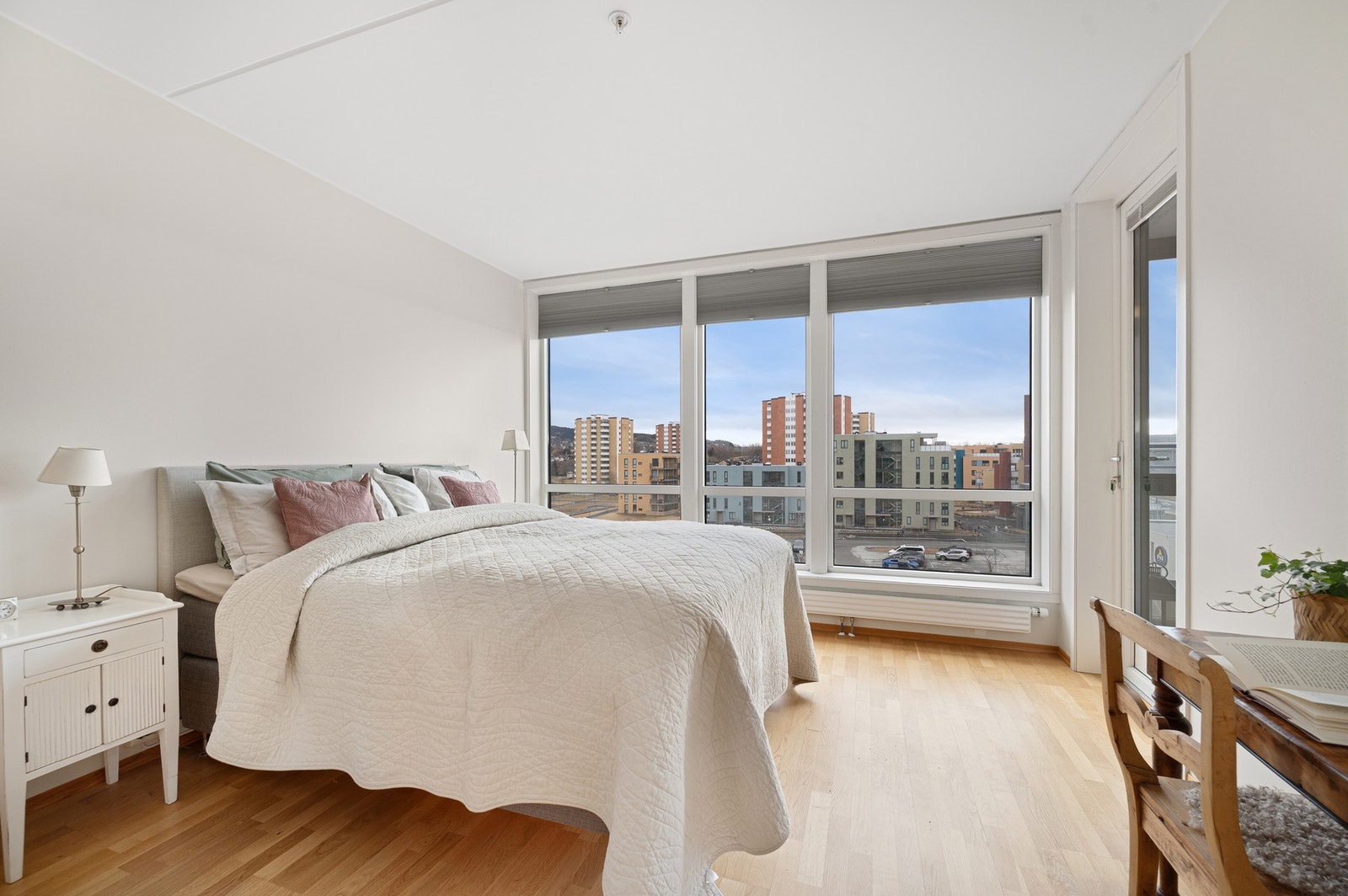 Hovedsoverommet er svært romslig og pent - rommet måler hele 13m². Også her er det montert plisségardiner i vinduene. Galleribilde