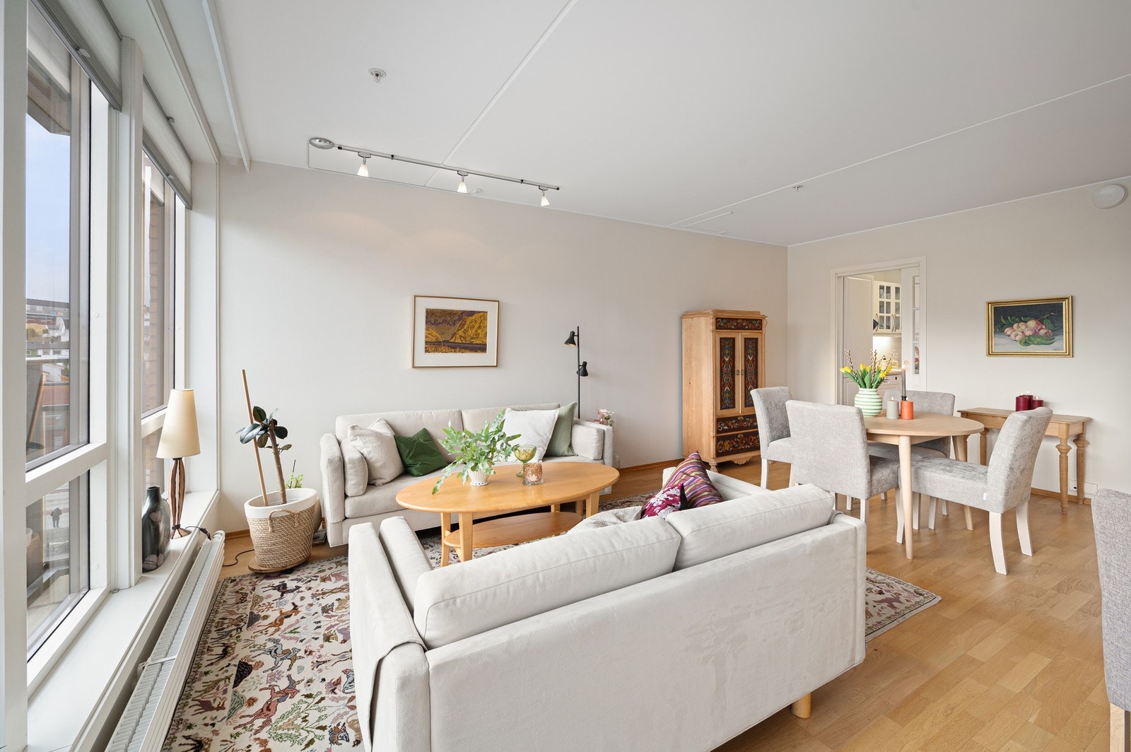 Det kan også nevnes at veggene på stua nylig er malt. Kjøkkenet er trukket praktisk tilbake fra stua, og man kan lukke av med skyvedør inn mot kjøkkenet. Galleribilde