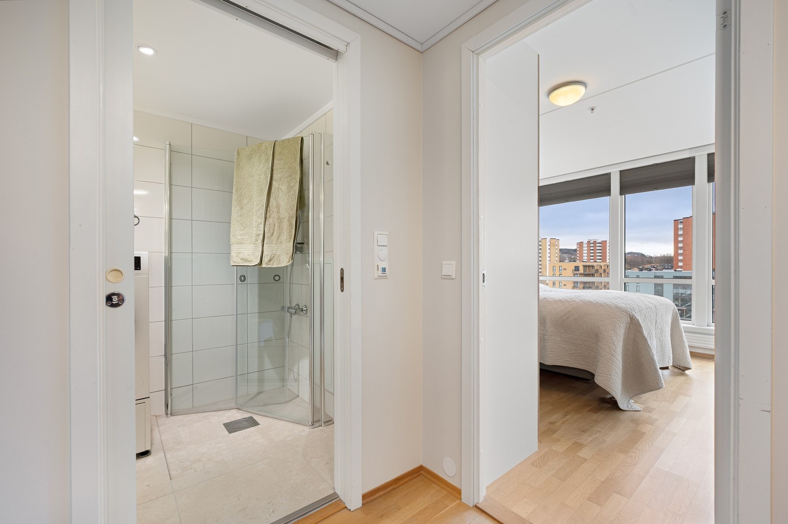 Ved siden av hovedsoverommet ligger leilighetens bad. Galleribilde