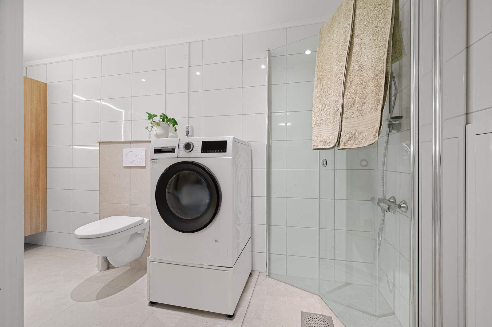 Praktisk med innfellbare dusjdører, slik at rommet også føles større når dusjen ikke er i bruk. Galleribilde