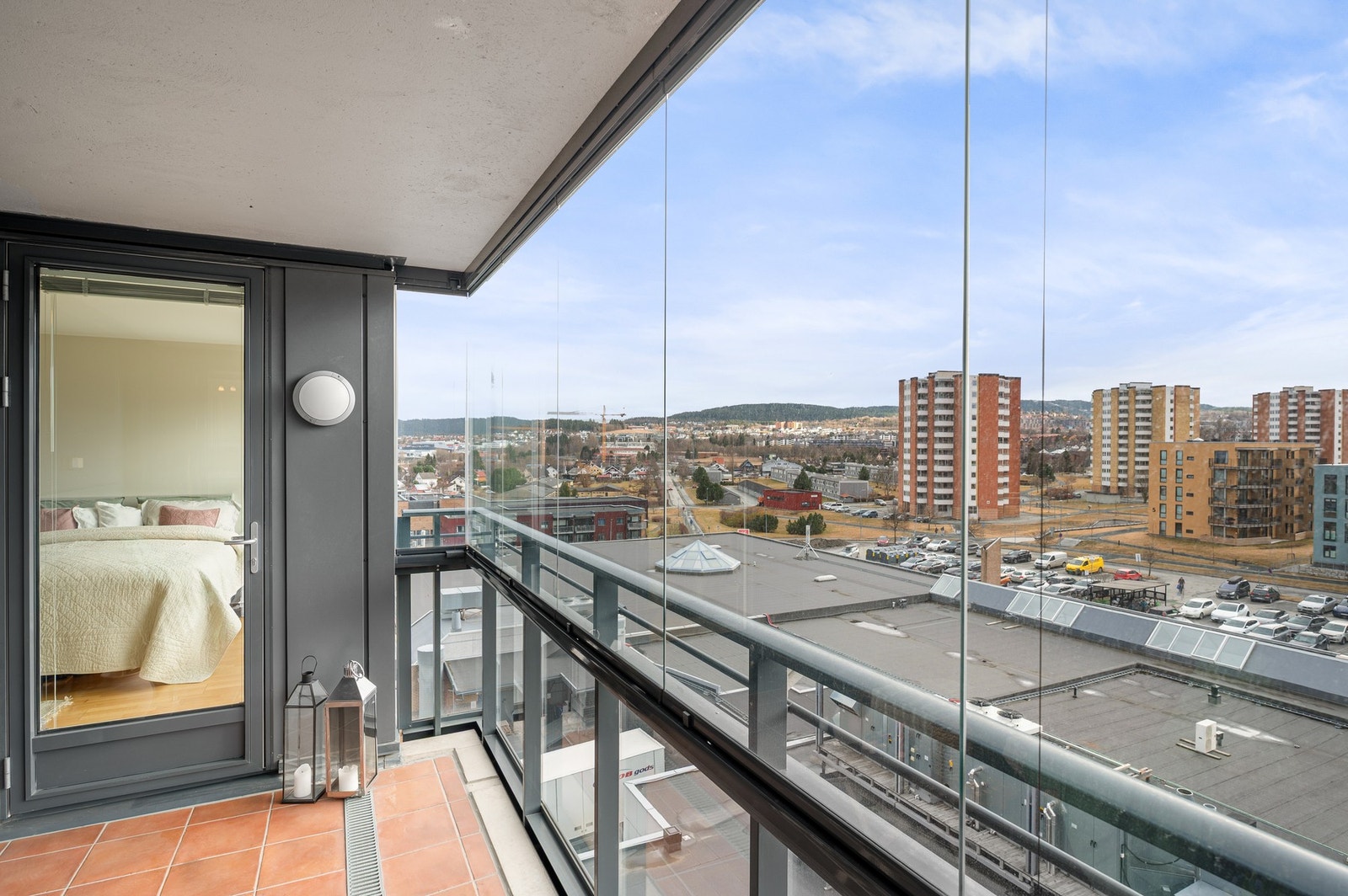 Fra verandaen har man utsyn mot Valentinlyst og grøntområdene rundt. Tar man heisen ned, så er man også rett på Valentinlyst senter. Her har man m.a.o. "alt" rett i nærheten. Galleribilde