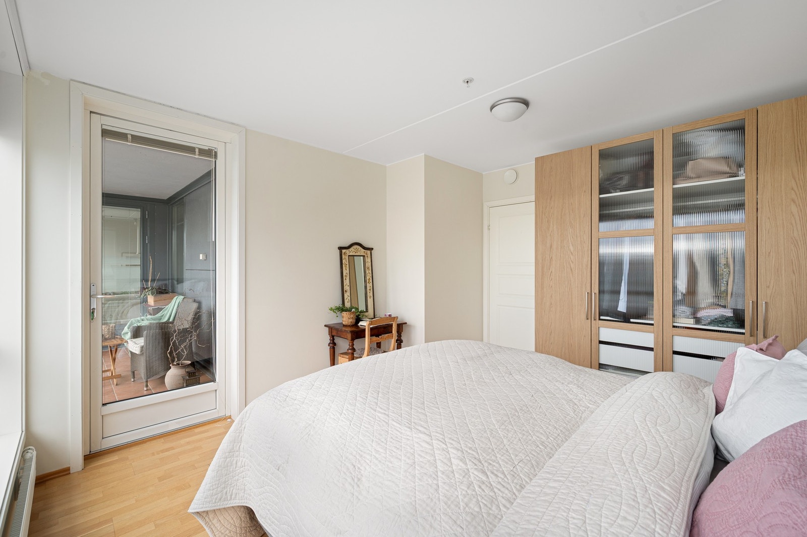 God plass til en stor garderobeløsning ved siden av dobbeltsenga. Garderoben følger ved kjøp av leiligheten. Galleribilde