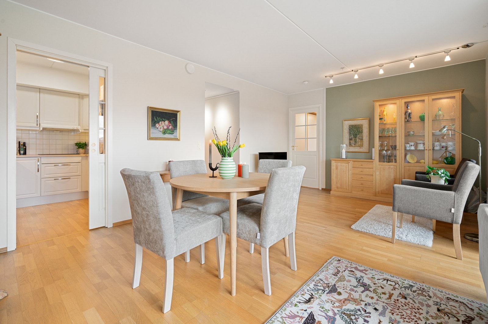 Praktisk med skyvedør mellom kjøkken og stua, samt dør til høyre i bildet inn mot soverommene og badet. Slik at man kan lukke inn mot rommene ved ønske. Galleribilde