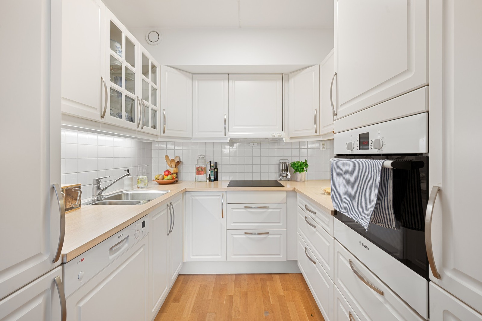 Pent og tidløst kjøkken. Godt med oppbevaringsplass i over- og underskap, samt i praktiske skuffer. Kjøkkenet er vurdert til tilstandsgrad 1 (TG1) ifølge takstmann. Galleribilde