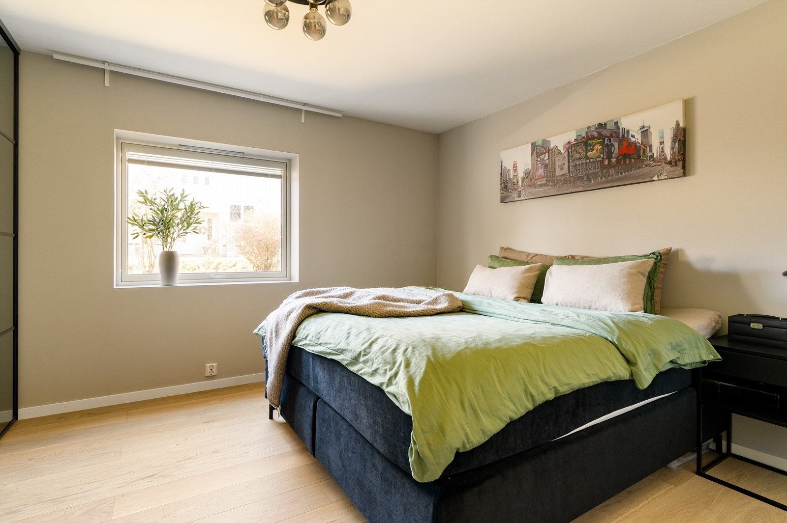 På hovedplan er det et stort master bedroom på 14m². Rommet vender mot sameiets grøntareal og er skjermet fra forbipasserende og støy. Galleribilde