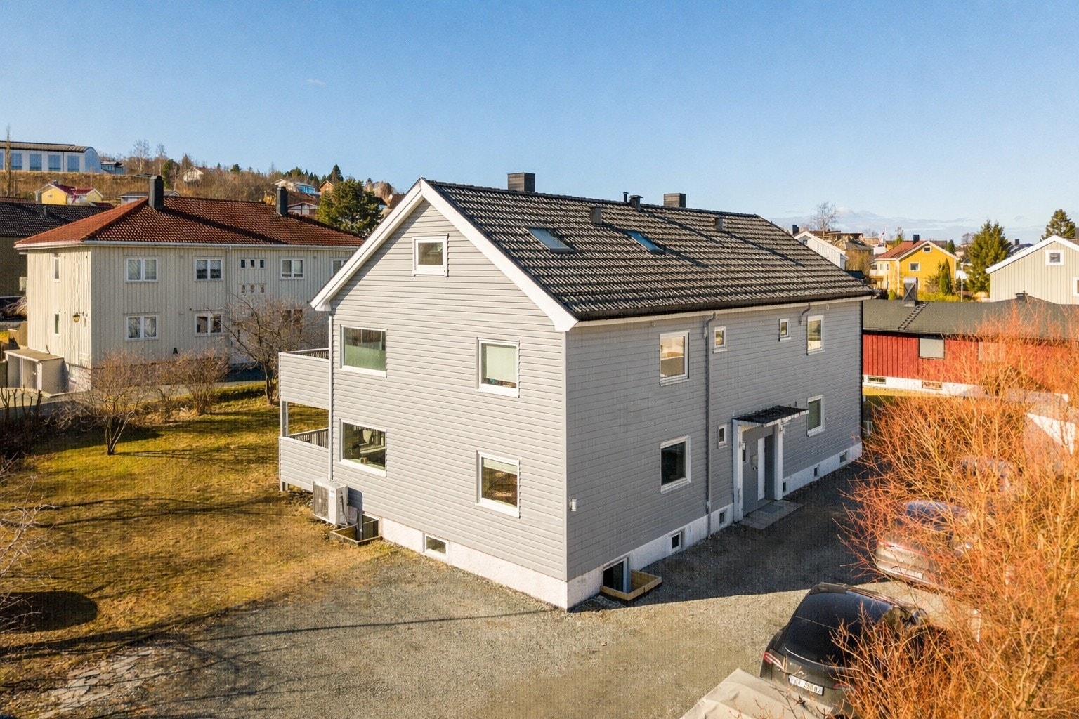 OBS! Illustrasjonsbilde av fasaden med kledning som er planlagt ferdigstilt våren 2026. Les salgsoppgave for mer info! (Bilde er AI-generert og avvik kan forekomme) Galleribilde