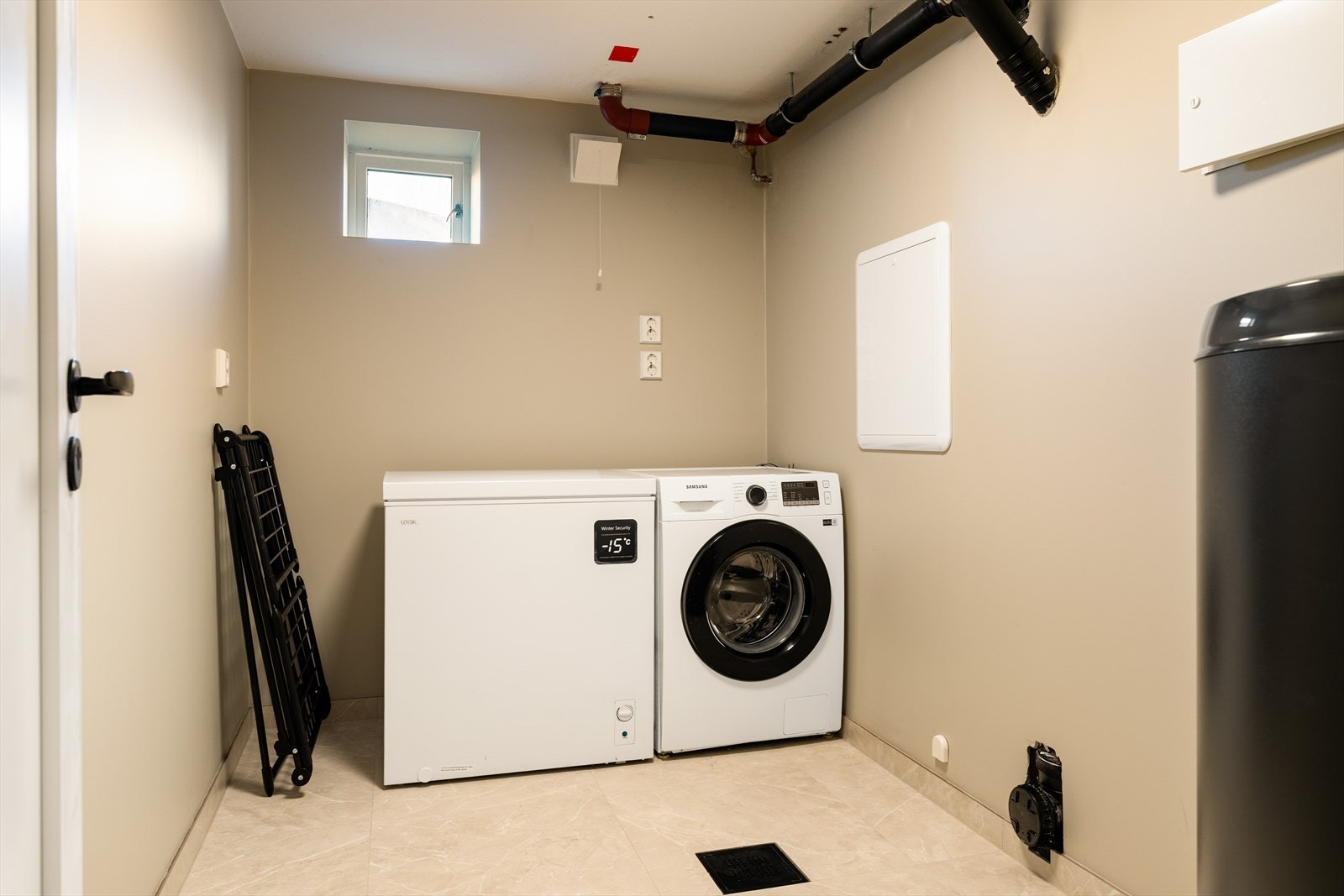 Det er også separat vaskerom på 5,6m² i underetasje. Galleribilde