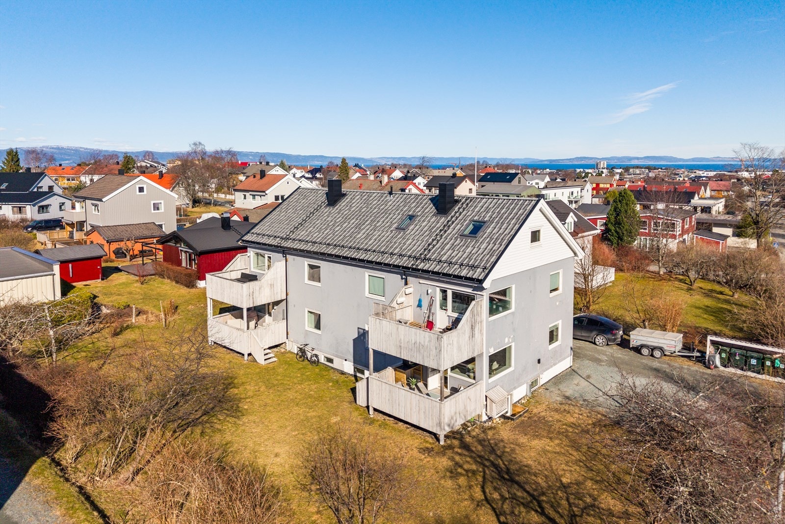 4-mannsboligen ligger meget flott til et veletablert boligområde på Persaunet. Her er det busstopp rett utenfor døra og flere dagligvarebutikker i gangavstand. Galleribilde