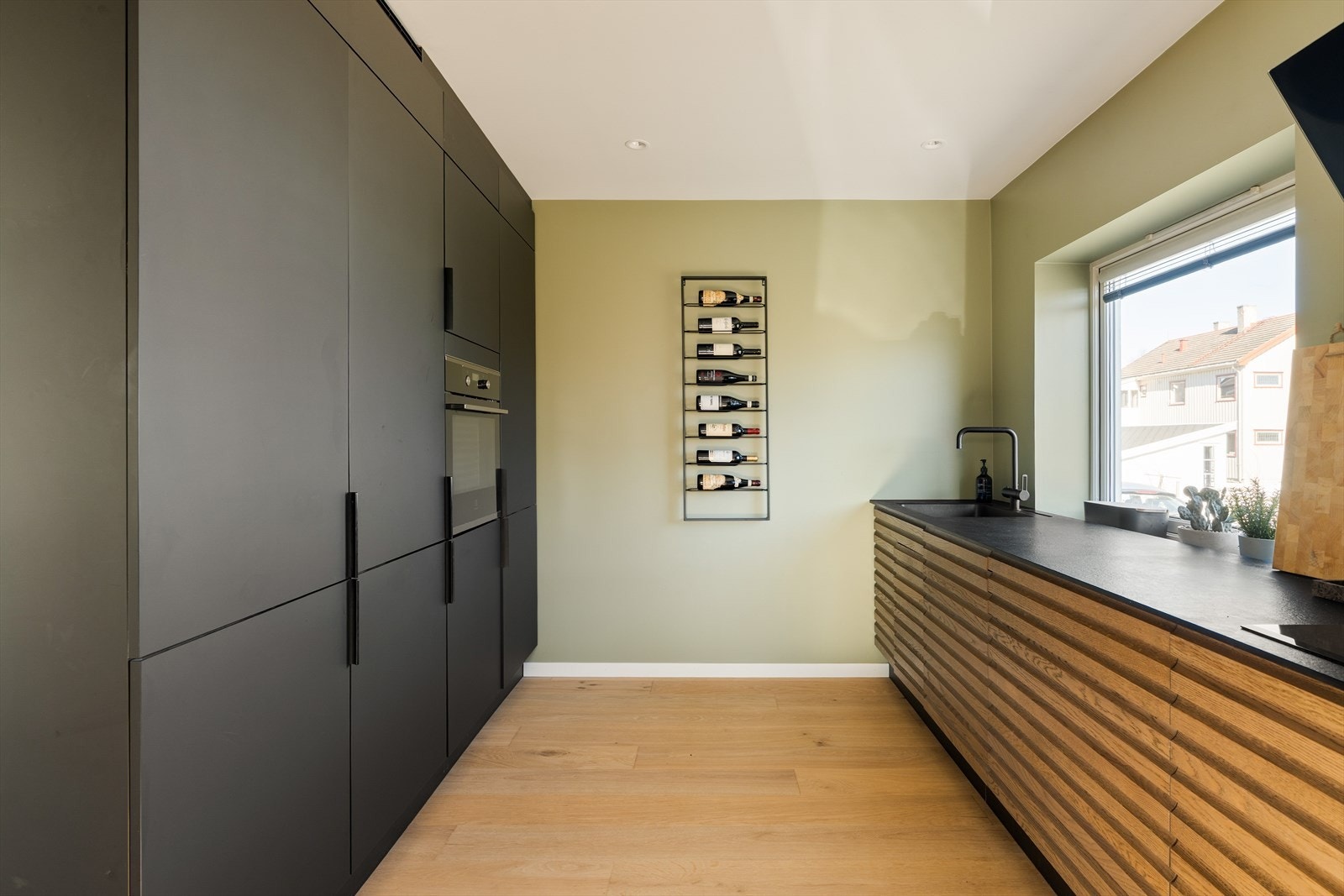 Fantastisk kjøkkeninnredning fra Aubo. Lekkert design og masse skap- og benkeplass. Galleribilde