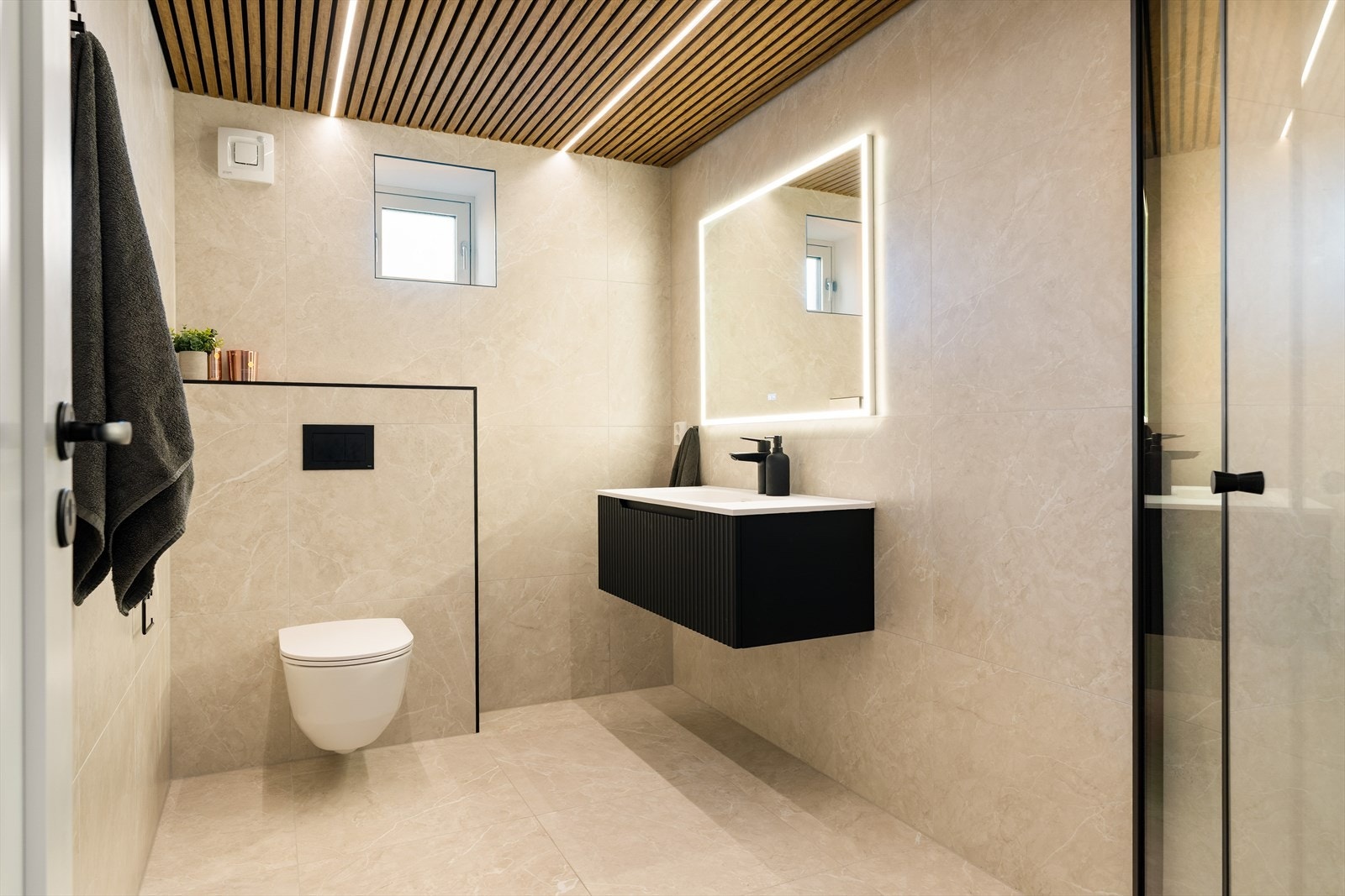 Rålekkert bad med nyrenoverte overflater, varmekabler i gulv og mekanisk avtrekk. Galleribilde