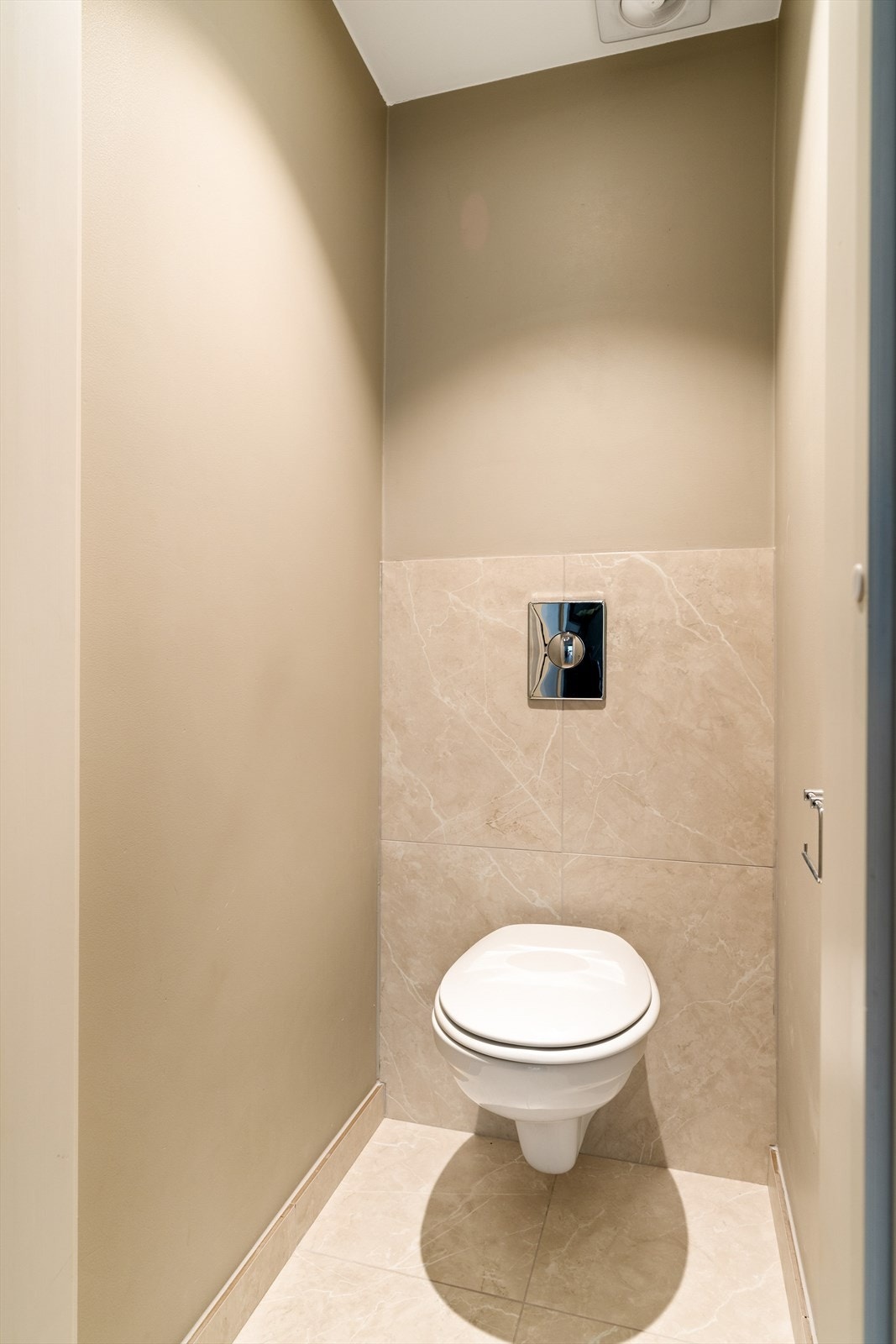 Praktisk, separat toalettrom tilknyttet entre/gang på hovedplan. Galleribilde