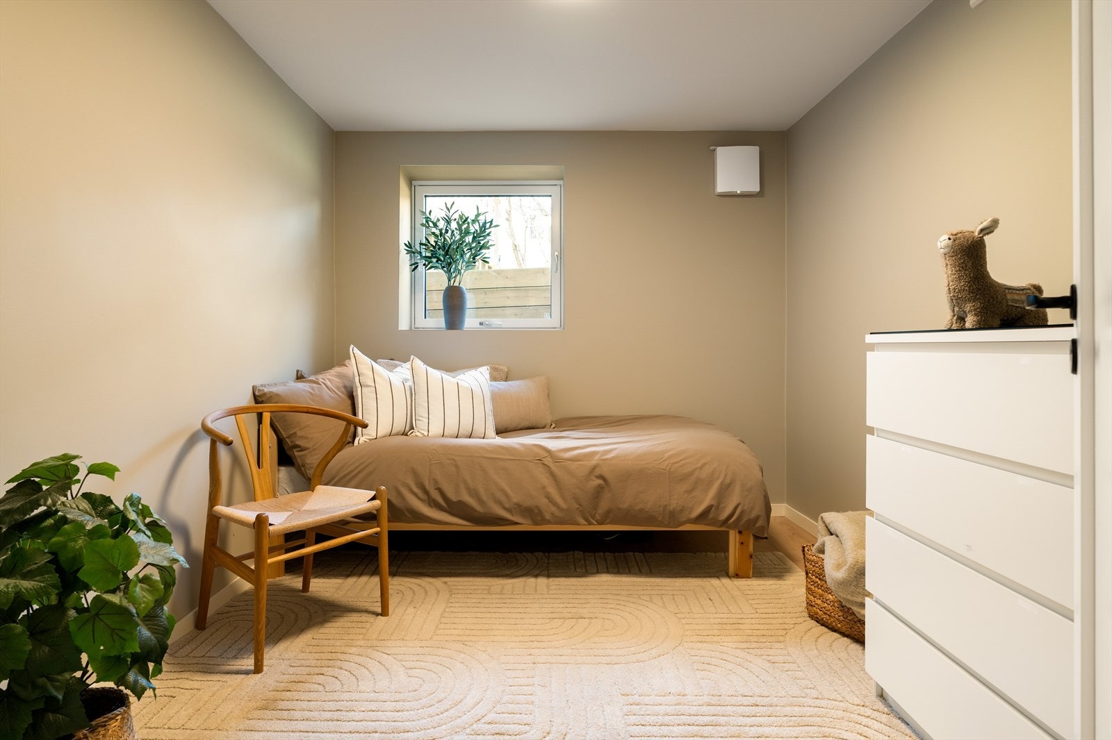 I underetasje er det to soverom på hhv. 12,4m² og 8,4m². Utmerket som gjesteavdeling eller til barna. Galleribilde