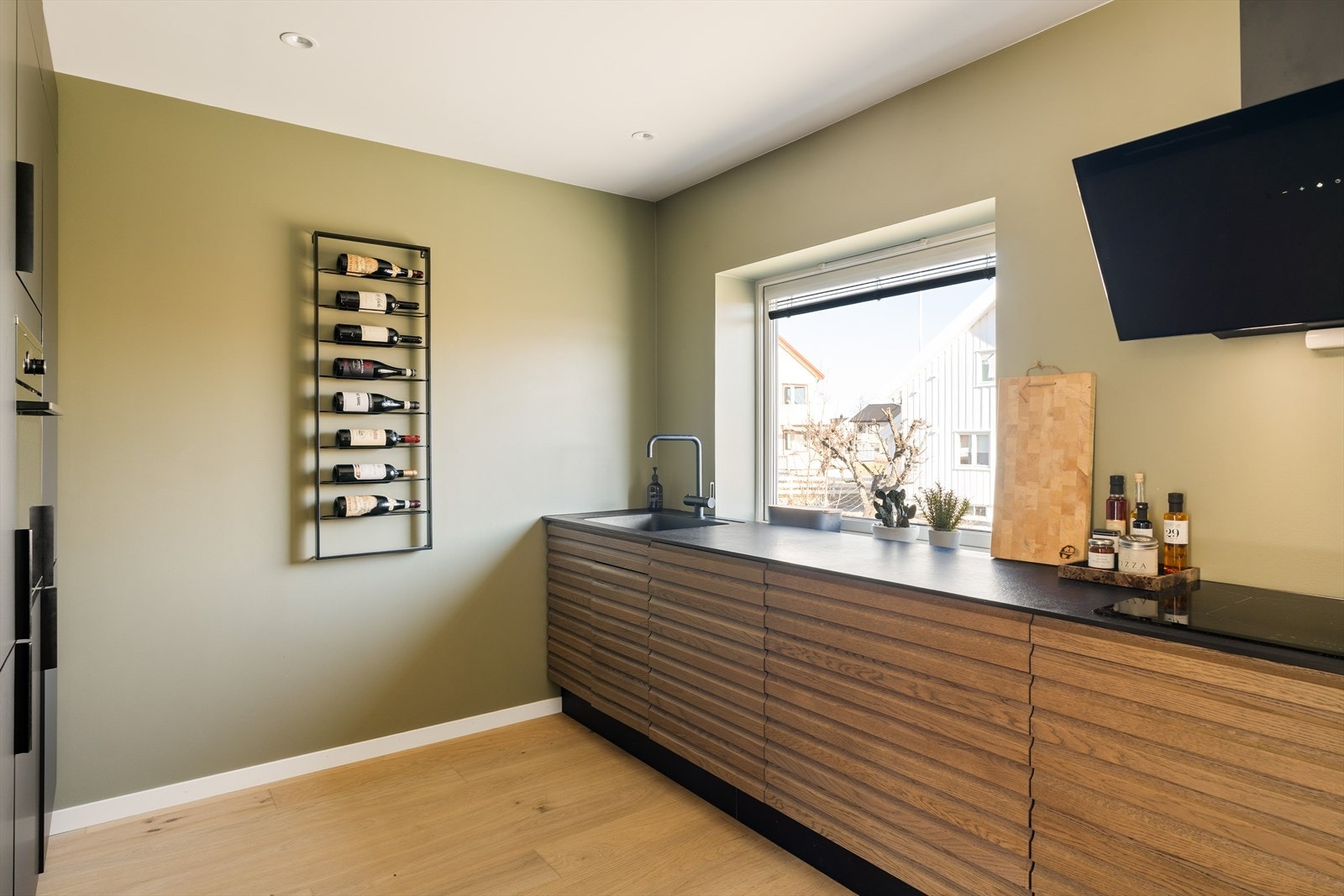 Moderne overflater med listefrie overganger er gjentakende i alle rom. Galleribilde