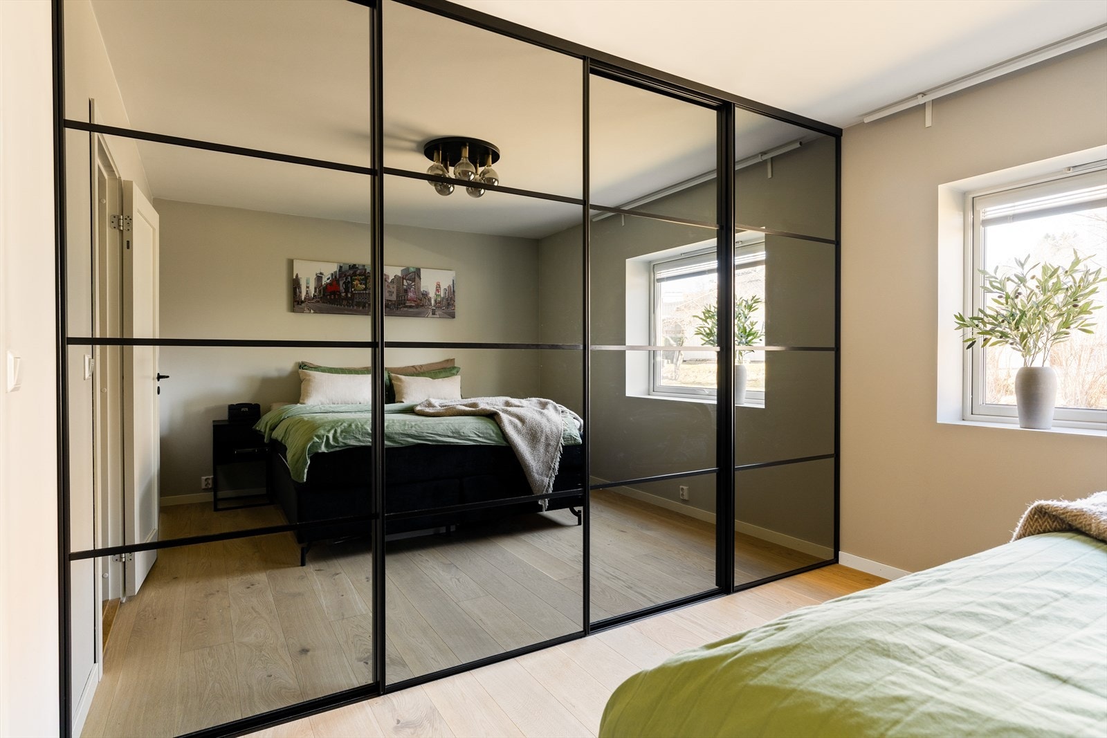 Særdeles flott og praktisk skyvedørsgarderobe i speil medfølger på hovedsoverom. Galleribilde