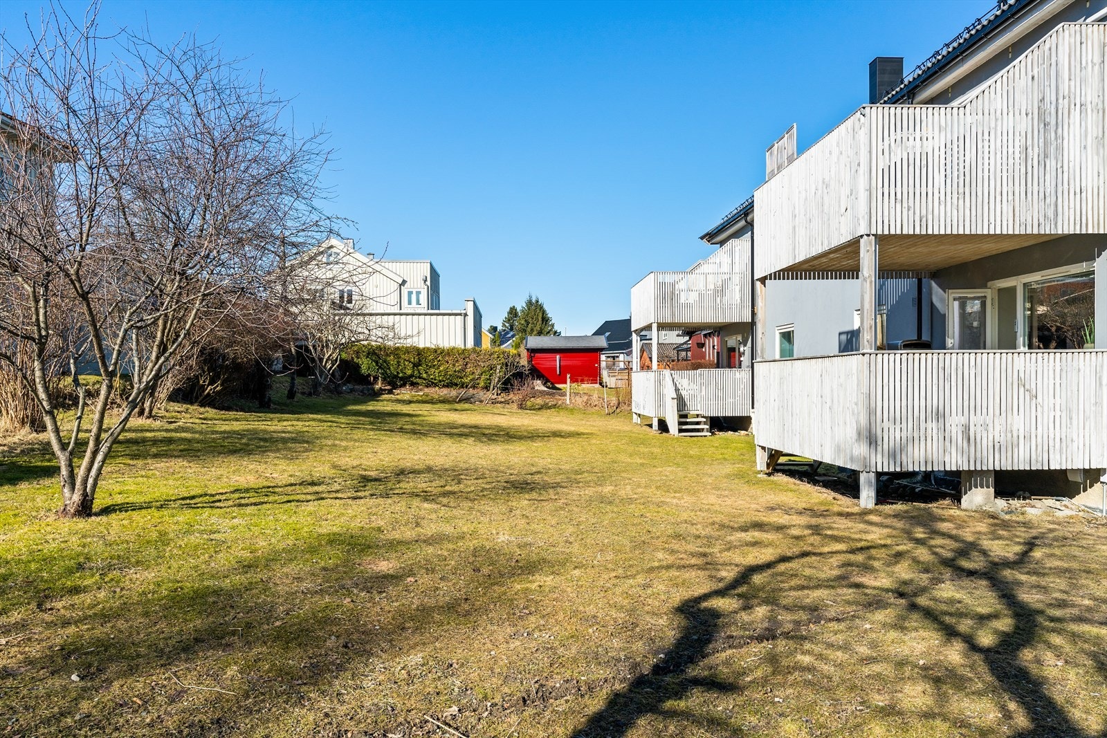 Sameiet har et pent opparbeidet grøntareal som kan benyttes av beboerne. Arealet er solrikt og omkranset av hekk og prydbusker. Galleribilde