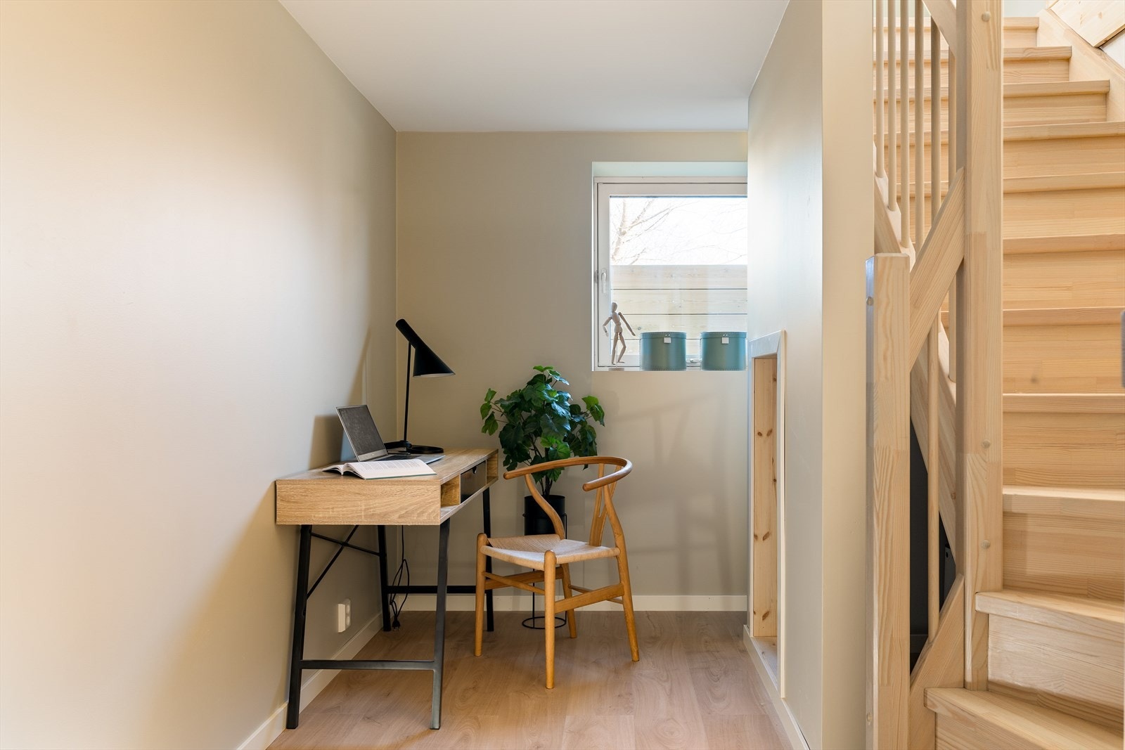 Trapperom ved kjøkken tar deg ned til boligens underetasje. Under trapp er det et romslig oppholdsareal som kan benyttes som kontorplass eller lagringsareal. Galleribilde