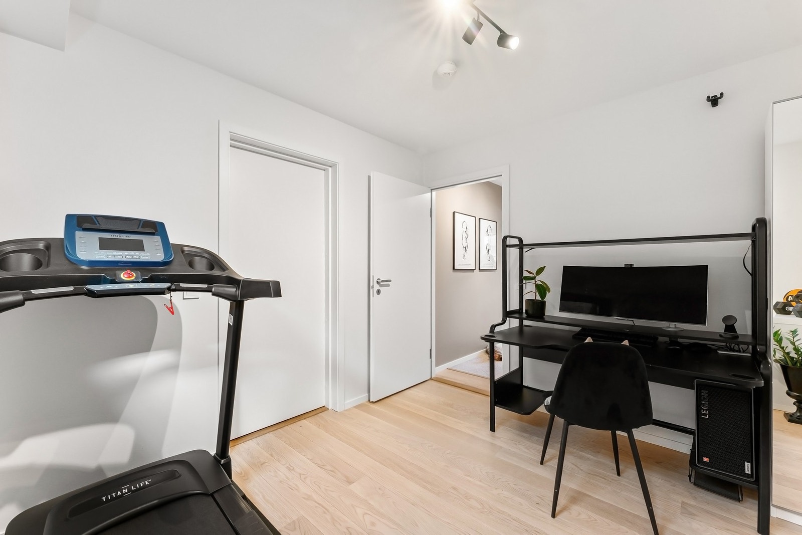 Kjellerstue med ulike bruksmuligheter. Innenfor kjellerstuen er det teknisk rom/vaskeorm Galleribilde