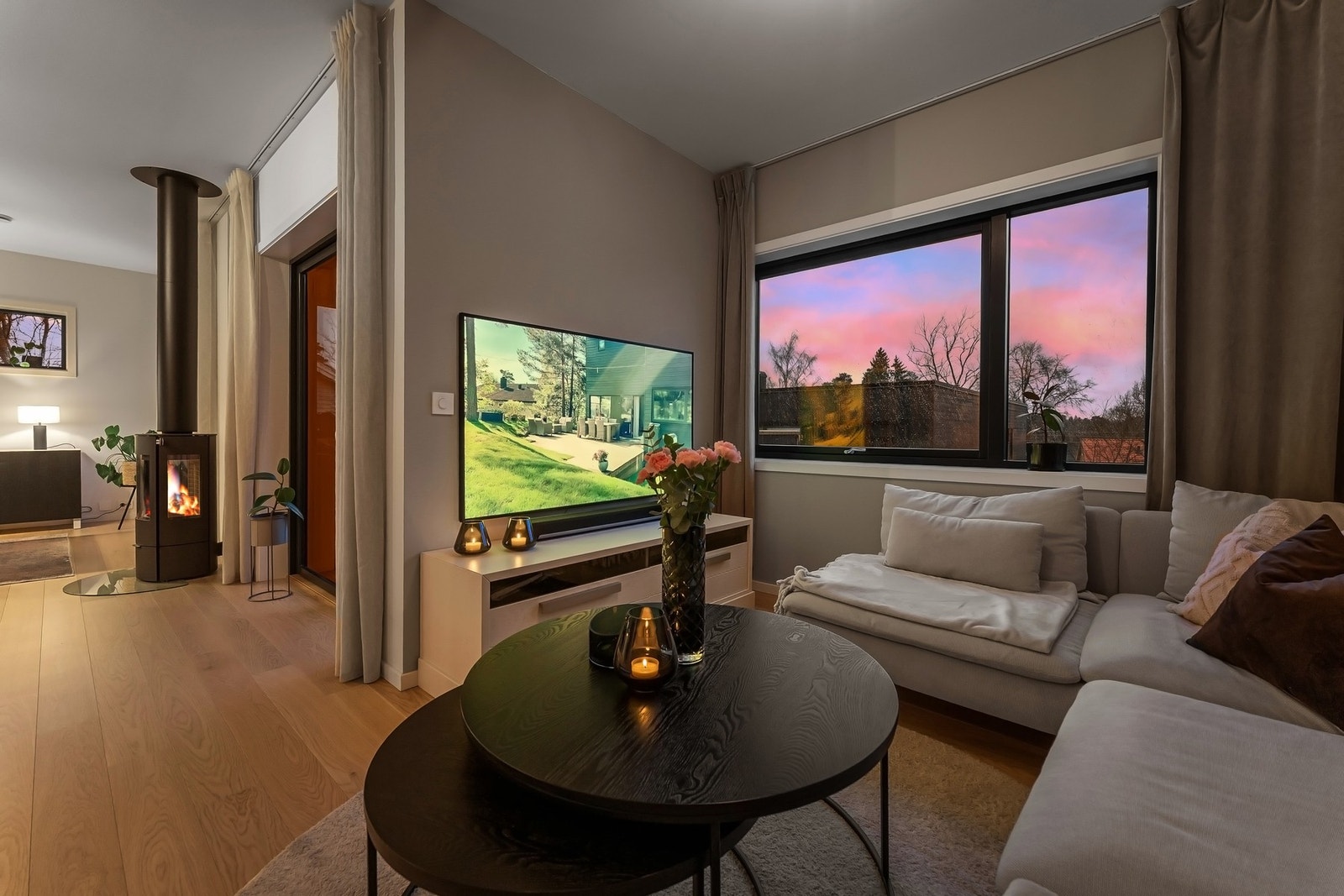 Naturlig TV-stue med god plass til sofagruppe Galleribilde