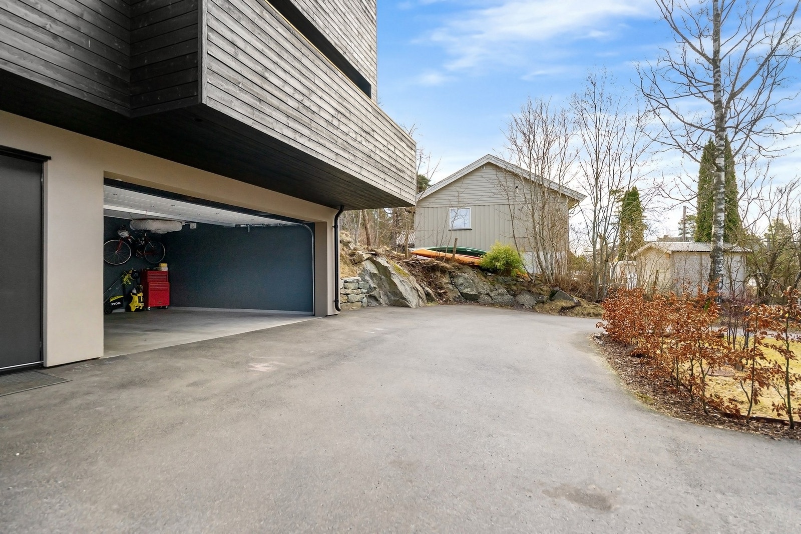 Asfaltert adkomst og parkering i dobbelgarasje med vannbåren gulvvarme og lader for el-bil Galleribilde