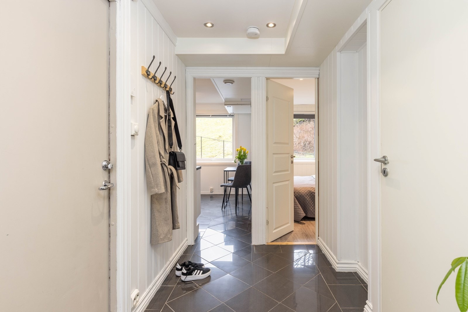 Romslig entré. Galleribilde