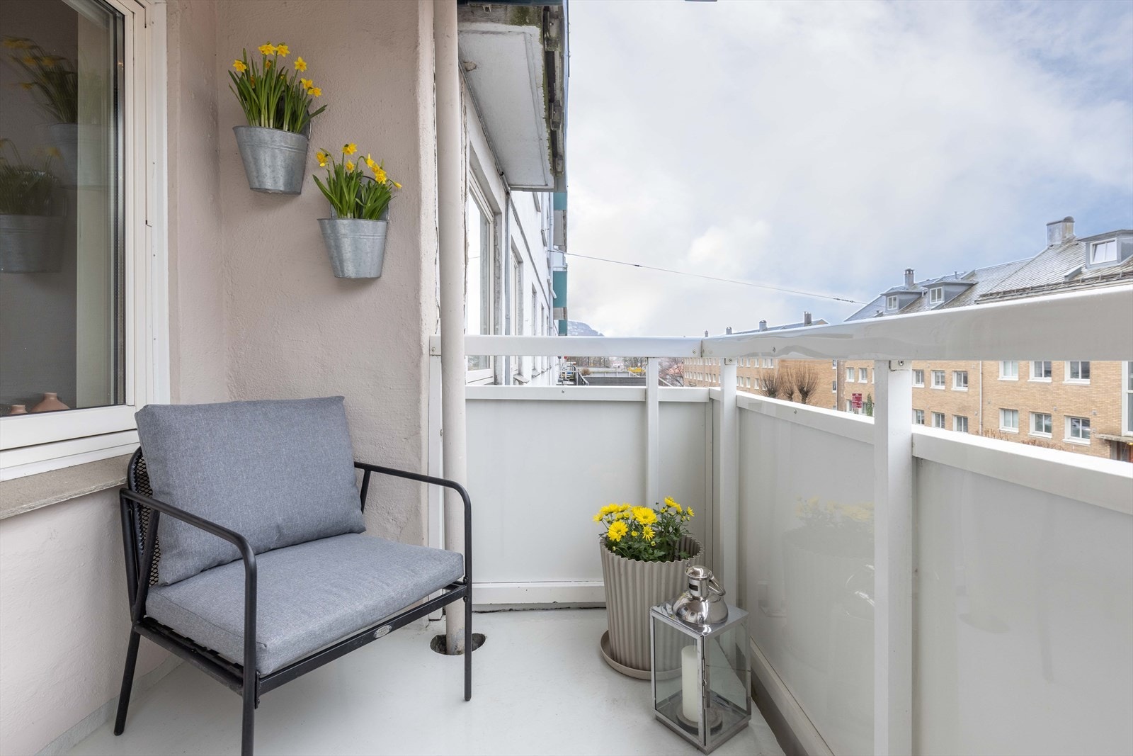 Balkongen har plass til enkel utemøblering. Galleribilde
