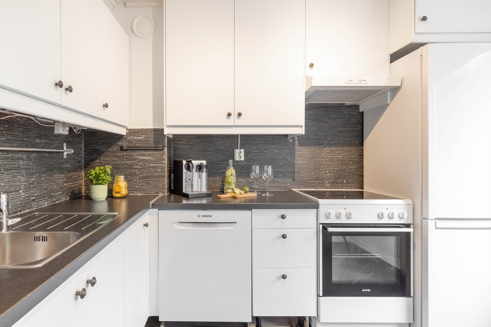 Her er det godt med skap- og benkeplass for kokken. Galleribilde