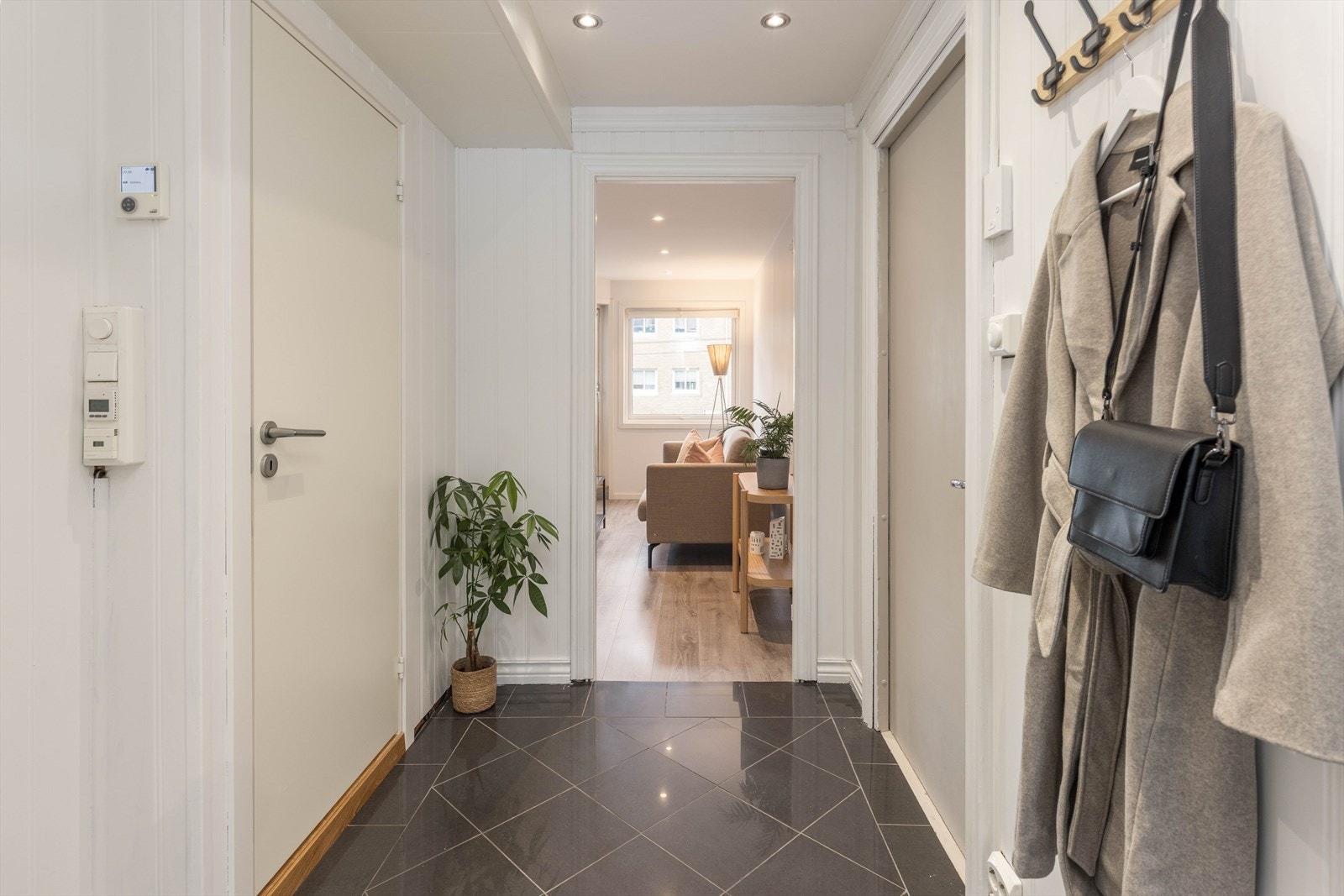 Videre fra entréen kommer du til leilighetens stue. Galleribilde