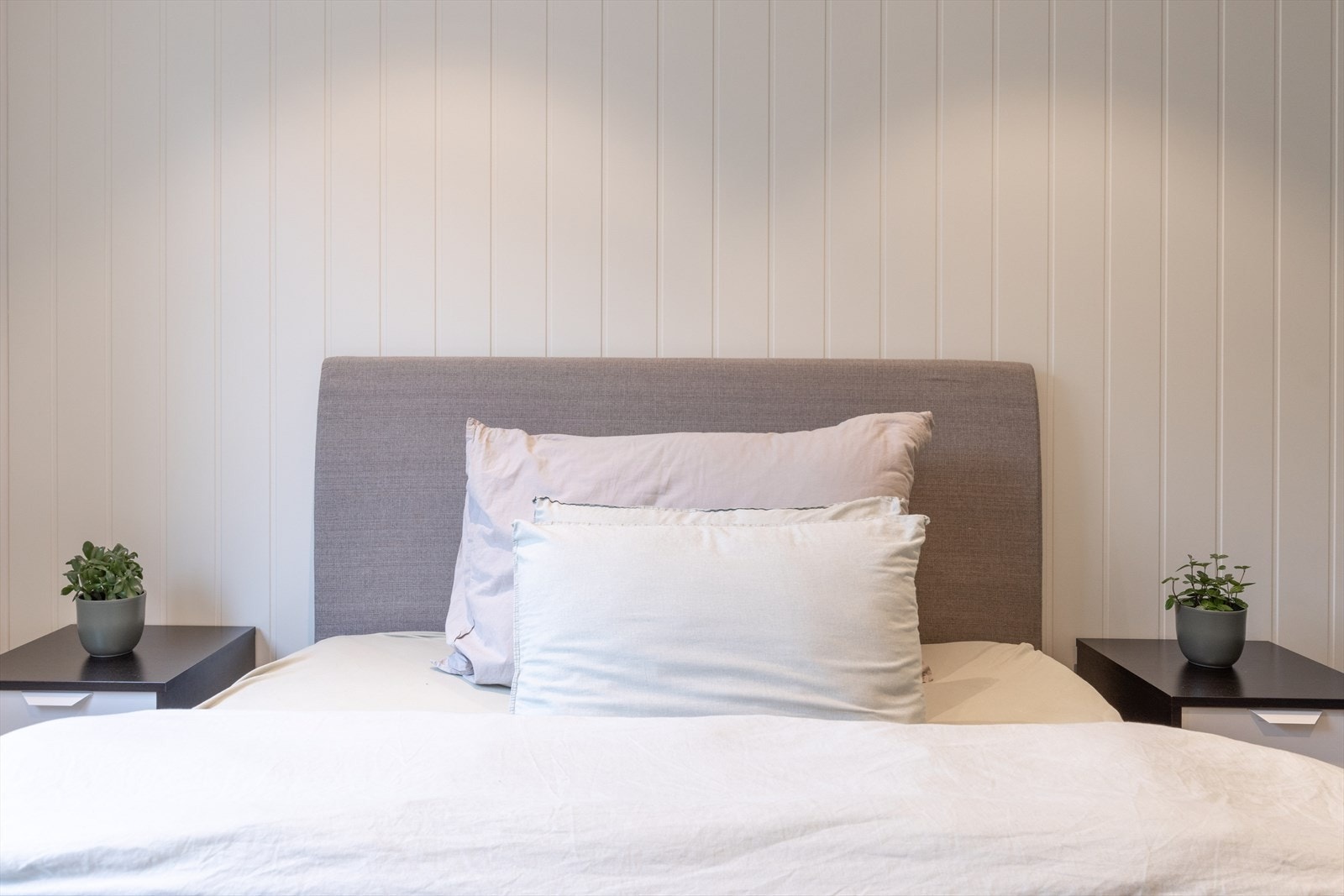 Her er det god plass til stor seng, nattbord og garderobeskap. Galleribilde