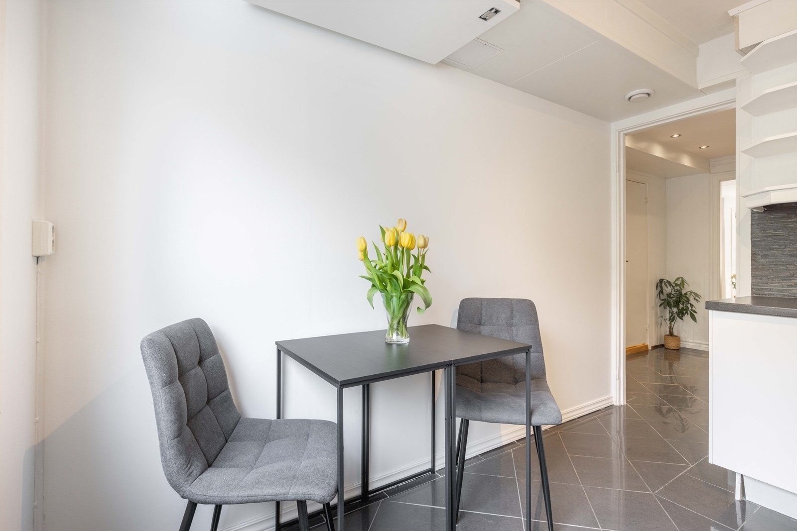 Kjøkkenet har også plass til spisebord. Galleribilde