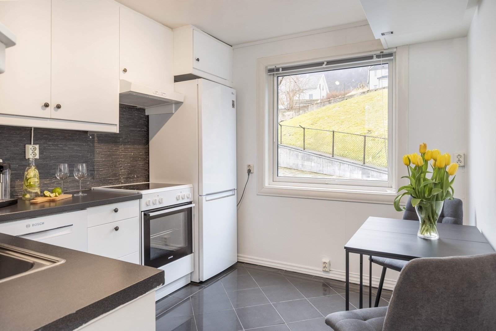 Leiligheten har elektriske varmekabler på bad og i entré, forøvrig elektrisk oppvarming. Galleribilde