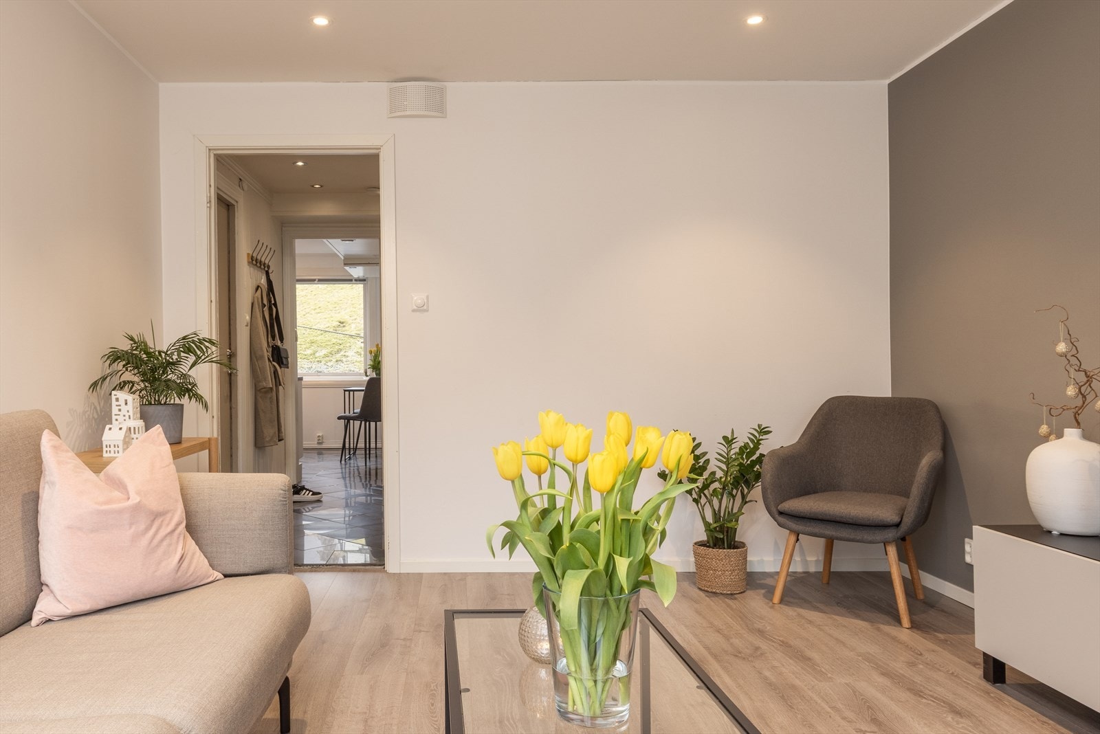 Leiligheten har gjennomgående lyse og behagelige farger, som skaper en lun atmosfære. Galleribilde