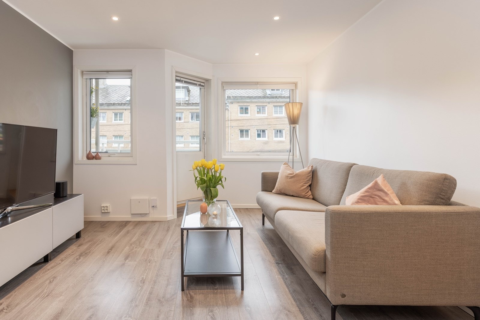 Stuens store vindusflater sikrer godt med naturlig lysinnslipp. Galleribilde