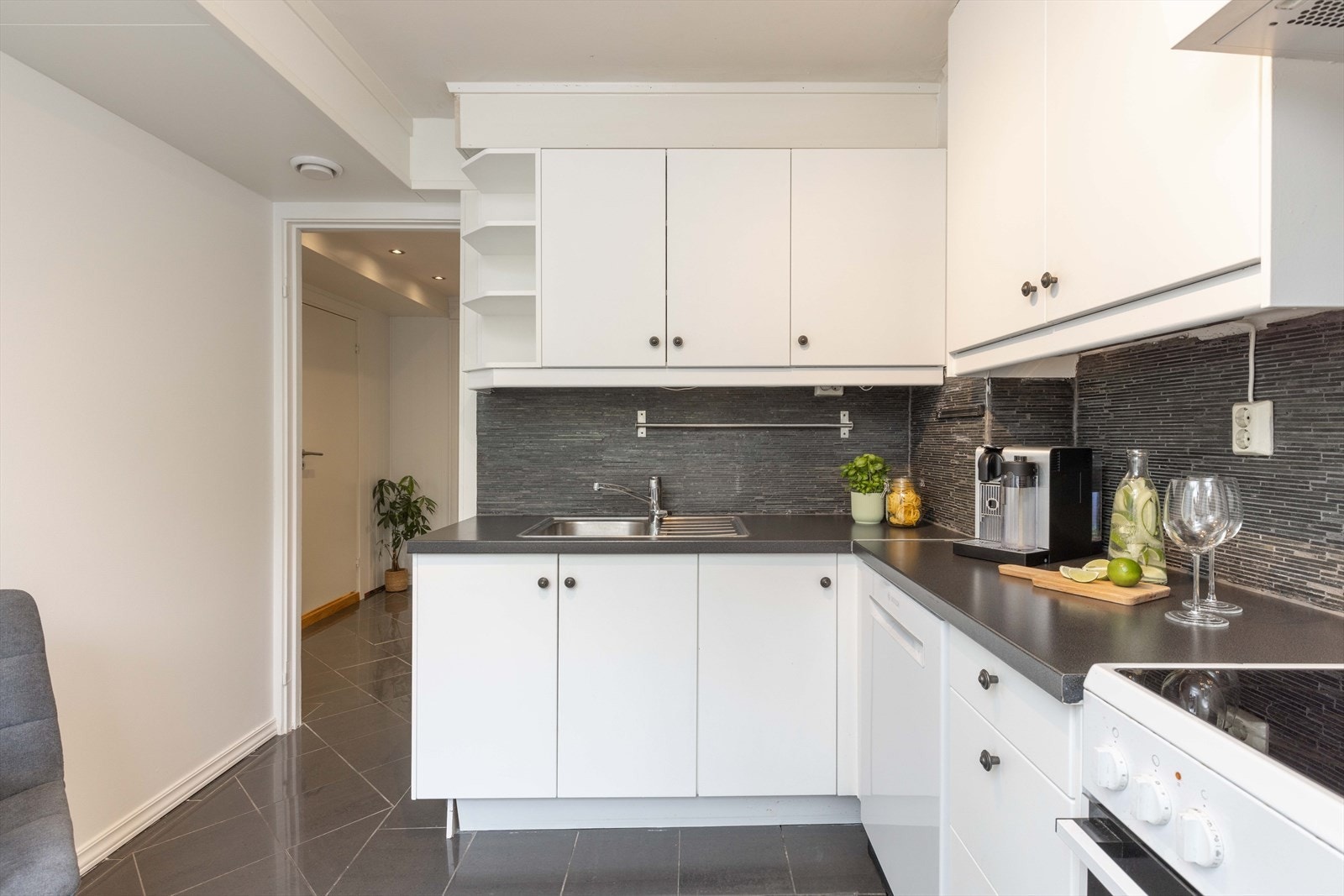 Kjøkkenet er utstyrt med stekeovn med keramisk platetopp fra Gorenje, integrert oppvaskmaskin fra Bosch og frittstående kjøleskap med frysedel fra LG. Galleribilde