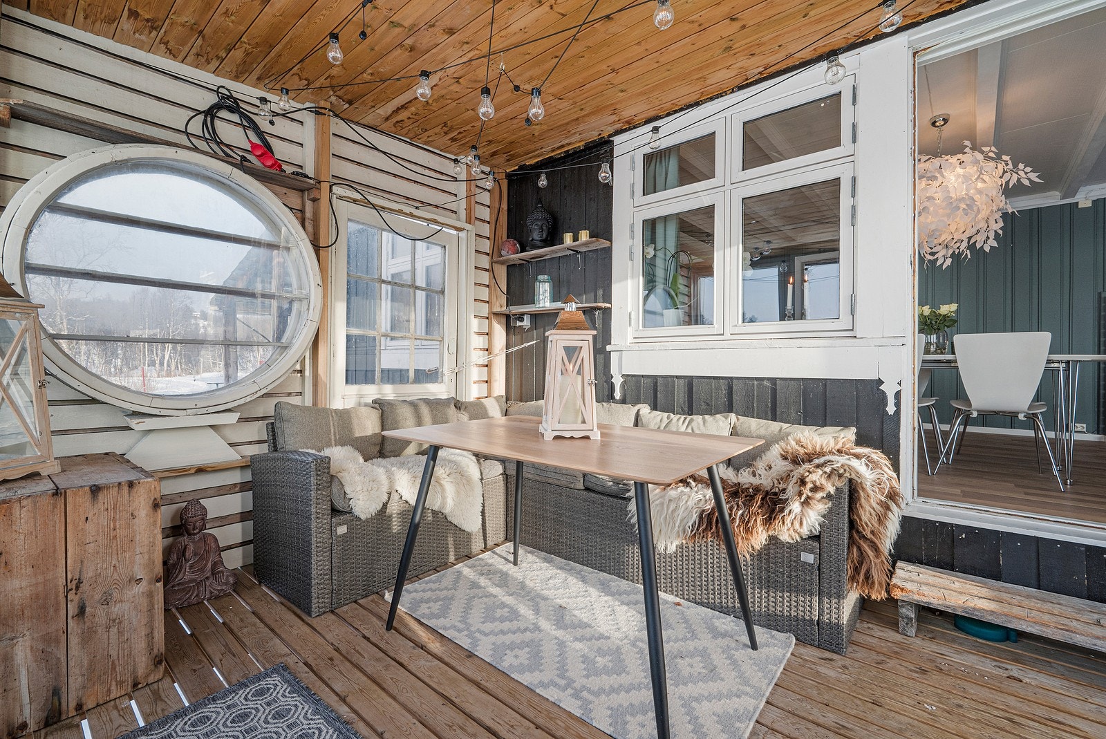 Lun og koselig vinterhage med inngang fra spisestua. Galleribilde