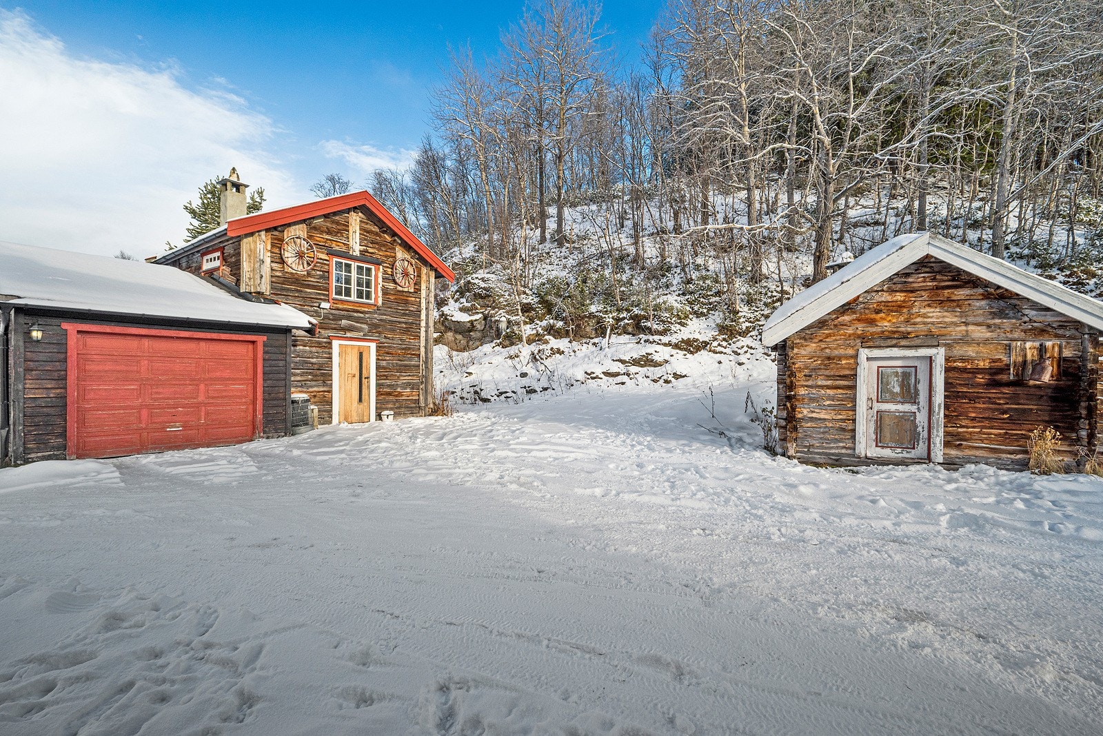 Eldhuset til høyre er ca 12 kvm. Garasjen med bod og verksted til venstre er totalt 52 kvm. Galleribilde