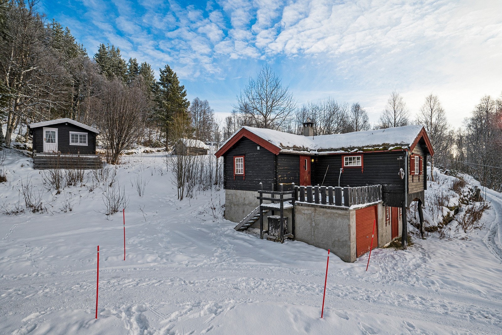 Sommerstuggu til høyre i bildet er utleid (leiligheten oppe) for kr 4.000 pr.mnd. Galleribilde