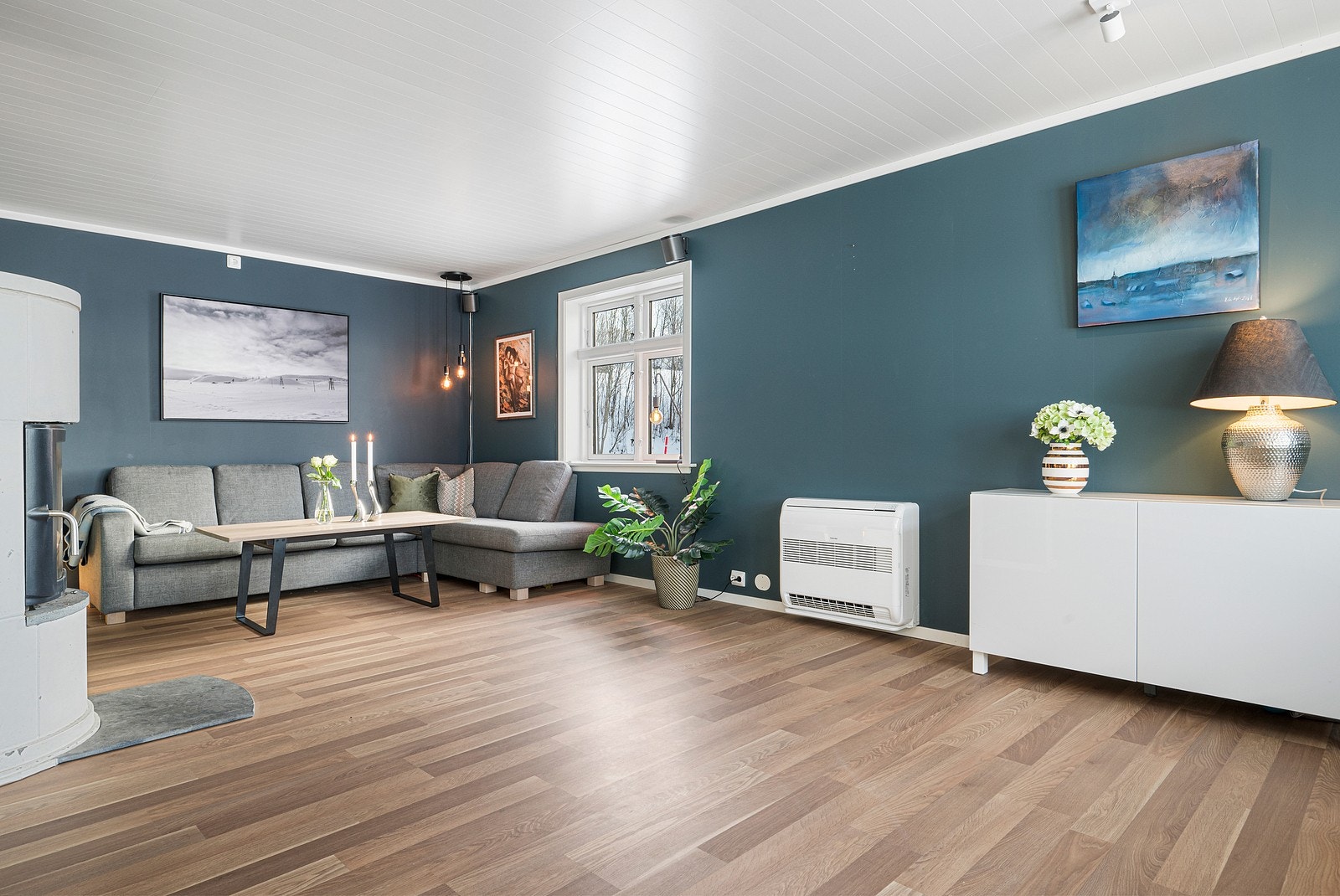 Stua har moderne farger og godt med lysinnslipp. Galleribilde