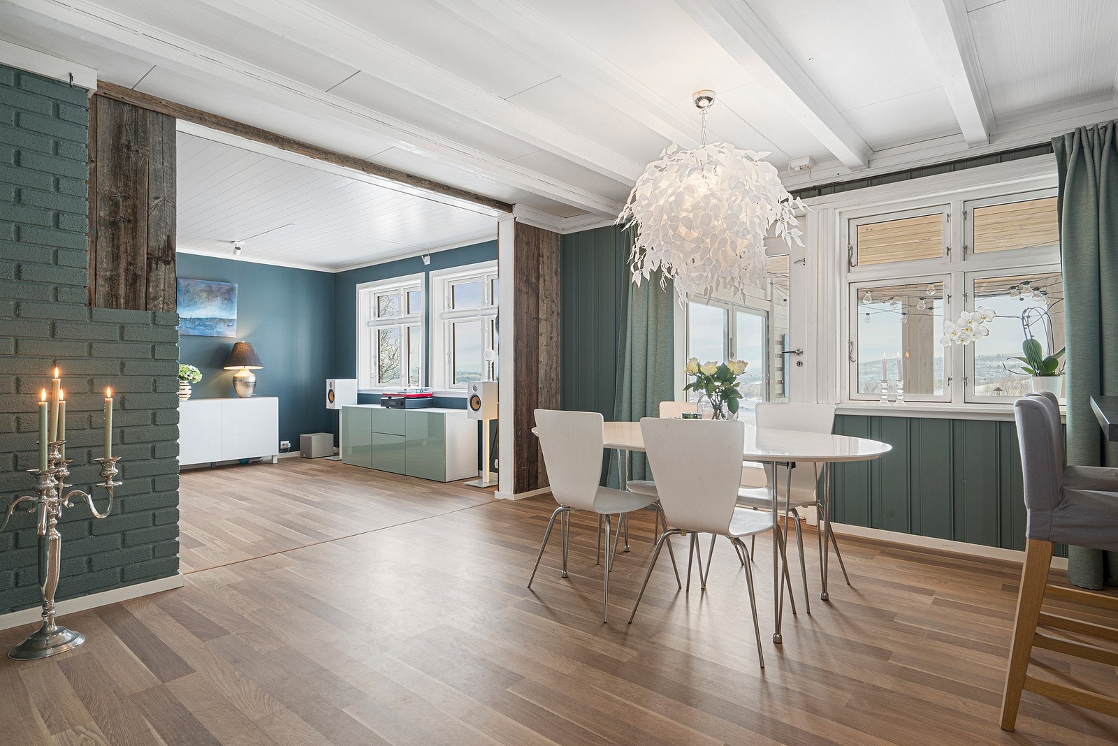 God plass til spisestue i overgangen mellom kjøkken og stue. Galleribilde