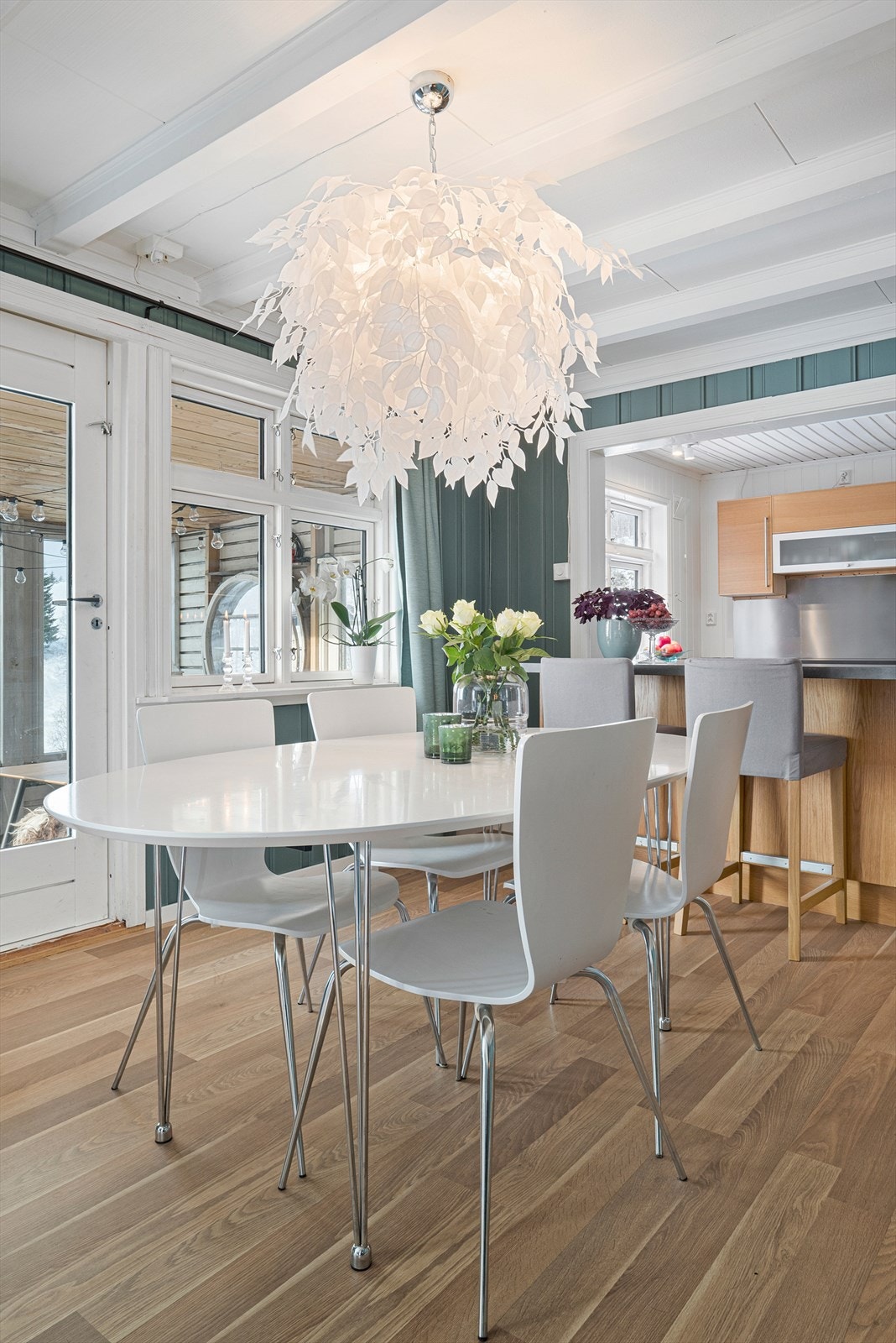 Fra spisestua er det utgang til vinterhagen og verandaen. Galleribilde