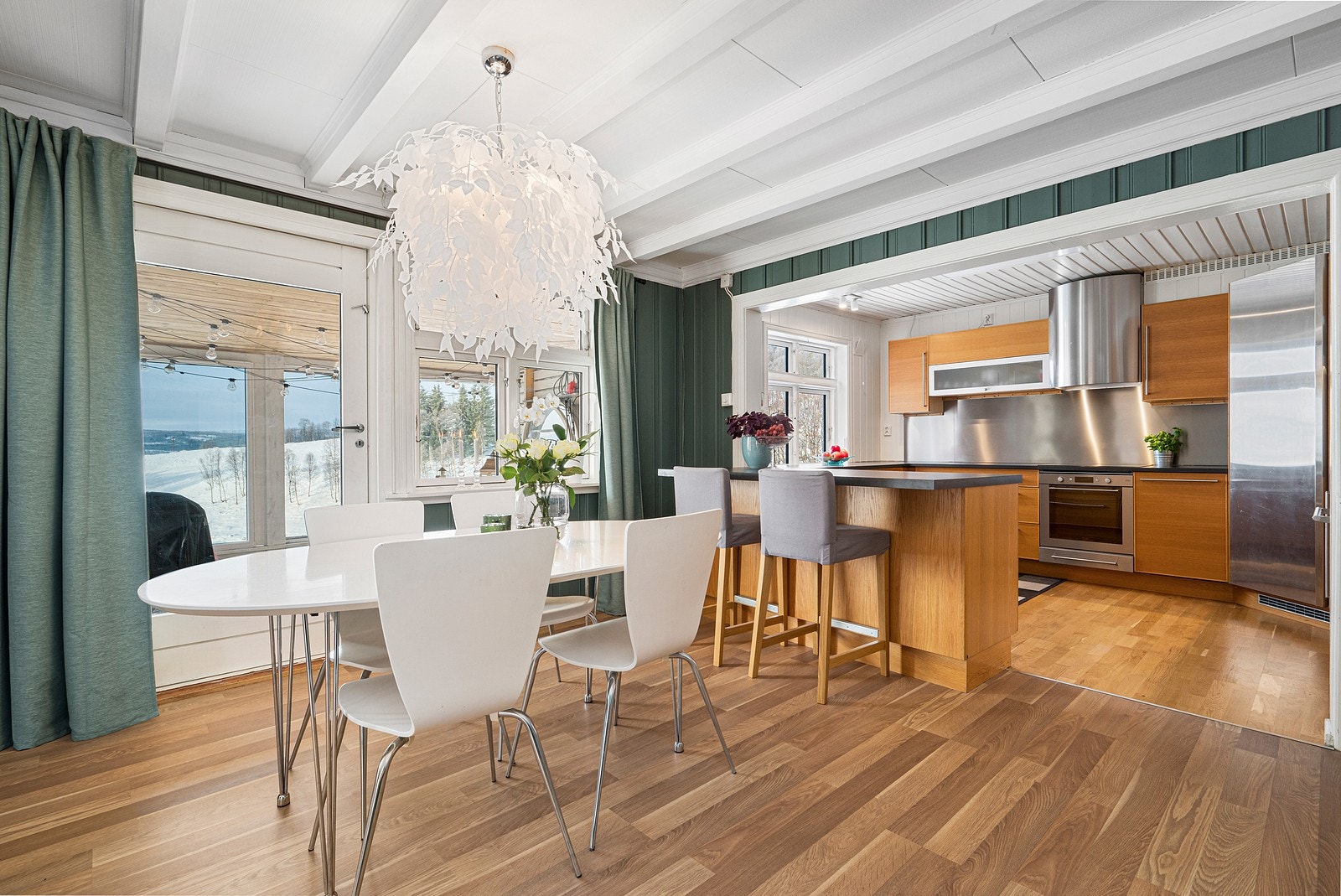 Kjøkken og spisestue. Galleribilde