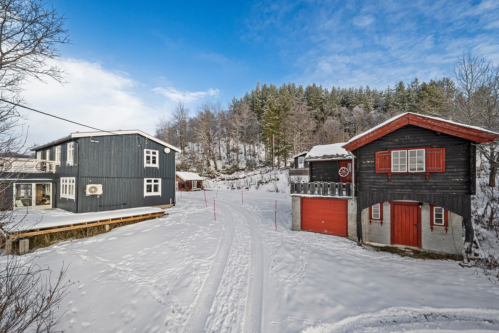 Eiendommen er innholdsrik og består av flere ulike bygg. Bl.a. sommerstuggu til høyre i bildet som er utleid for 4.000 kr pr.mnd. Galleribilde